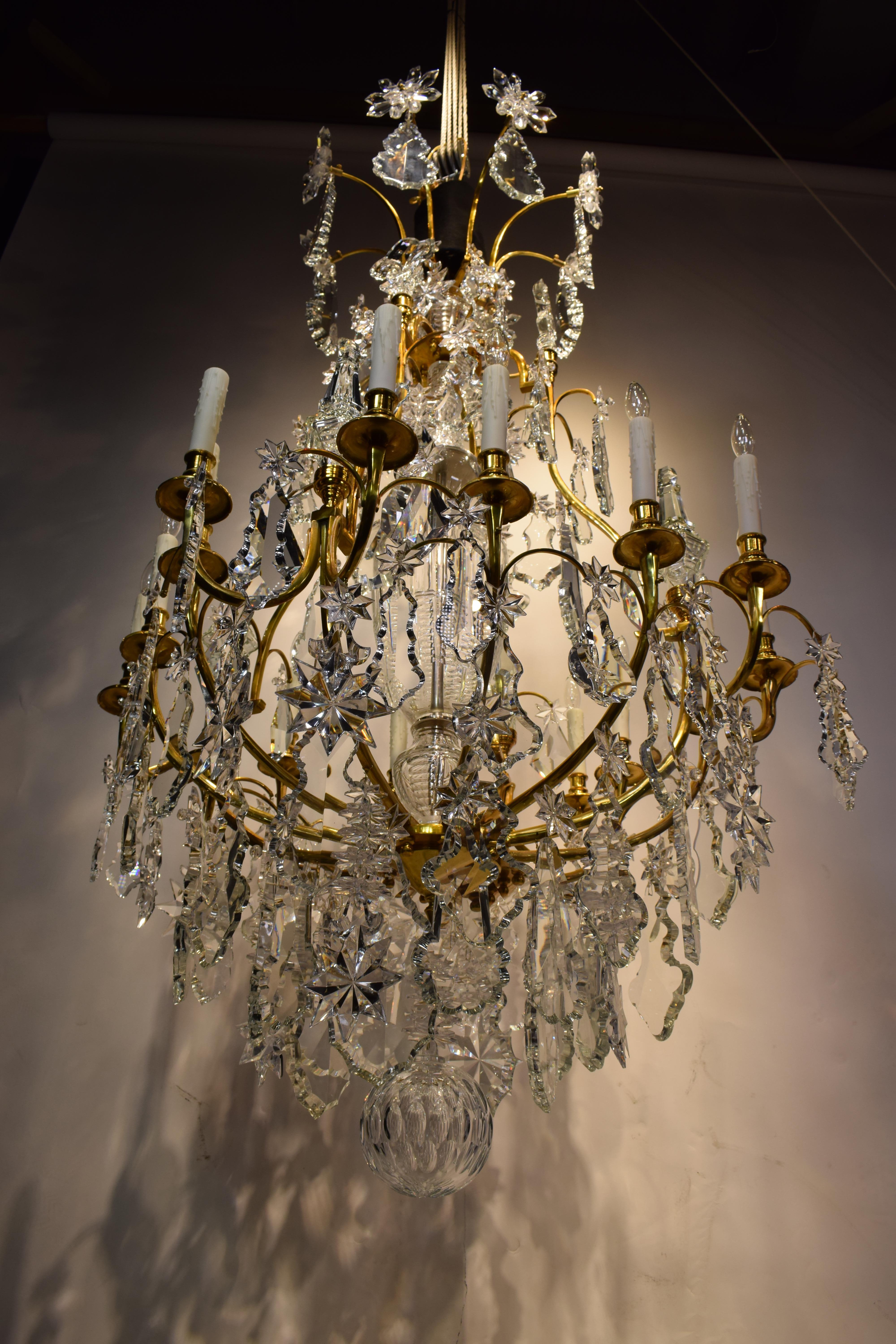 Ein sehr feiner Kronleuchter aus vergoldeter Bronze und Kristall im Louis-XV-Stil „Cage“-Stil im Angebot 3