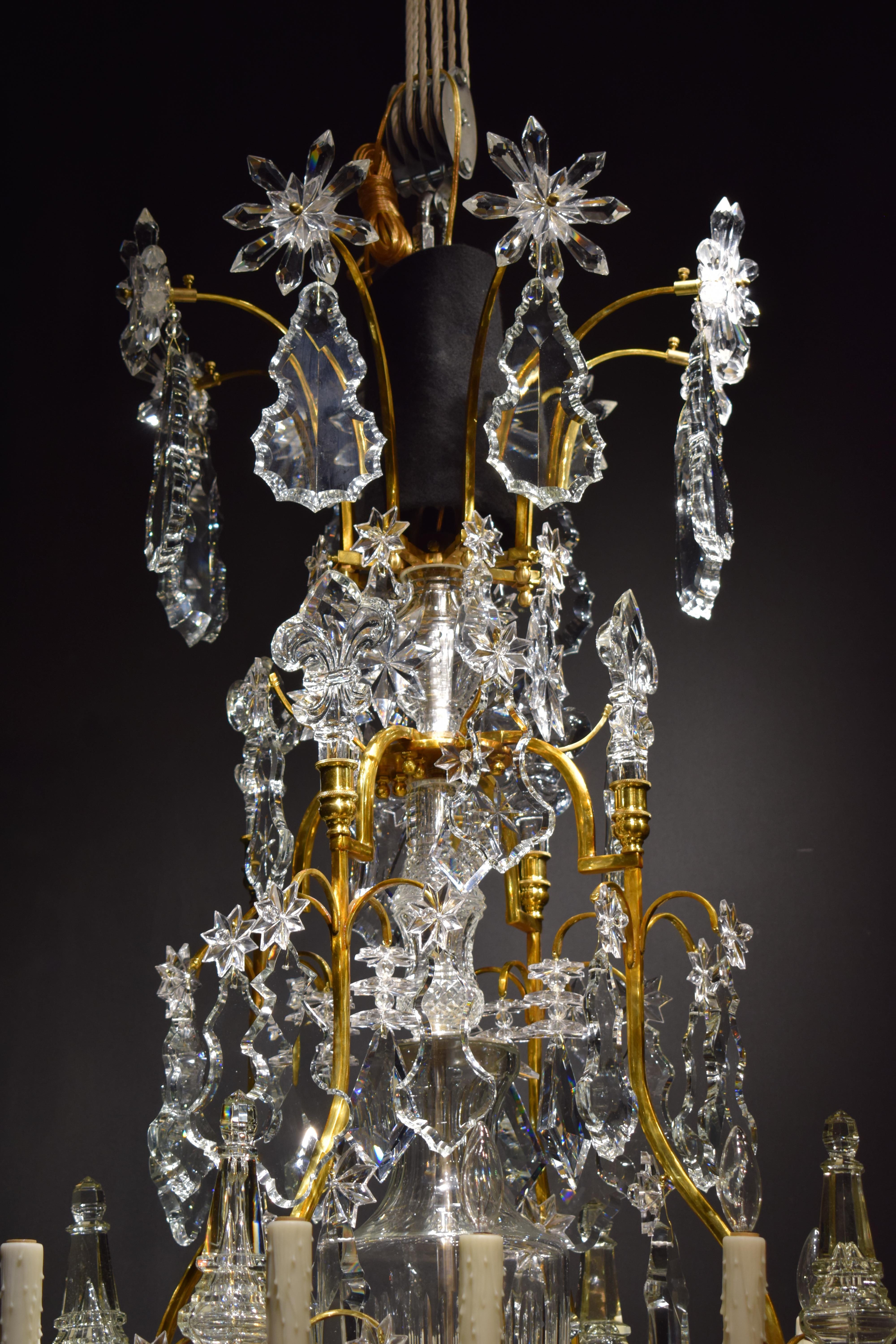 Ein sehr feiner Kronleuchter aus vergoldeter Bronze und Kristall im Louis-XV-Stil „Cage“-Stil im Angebot 5