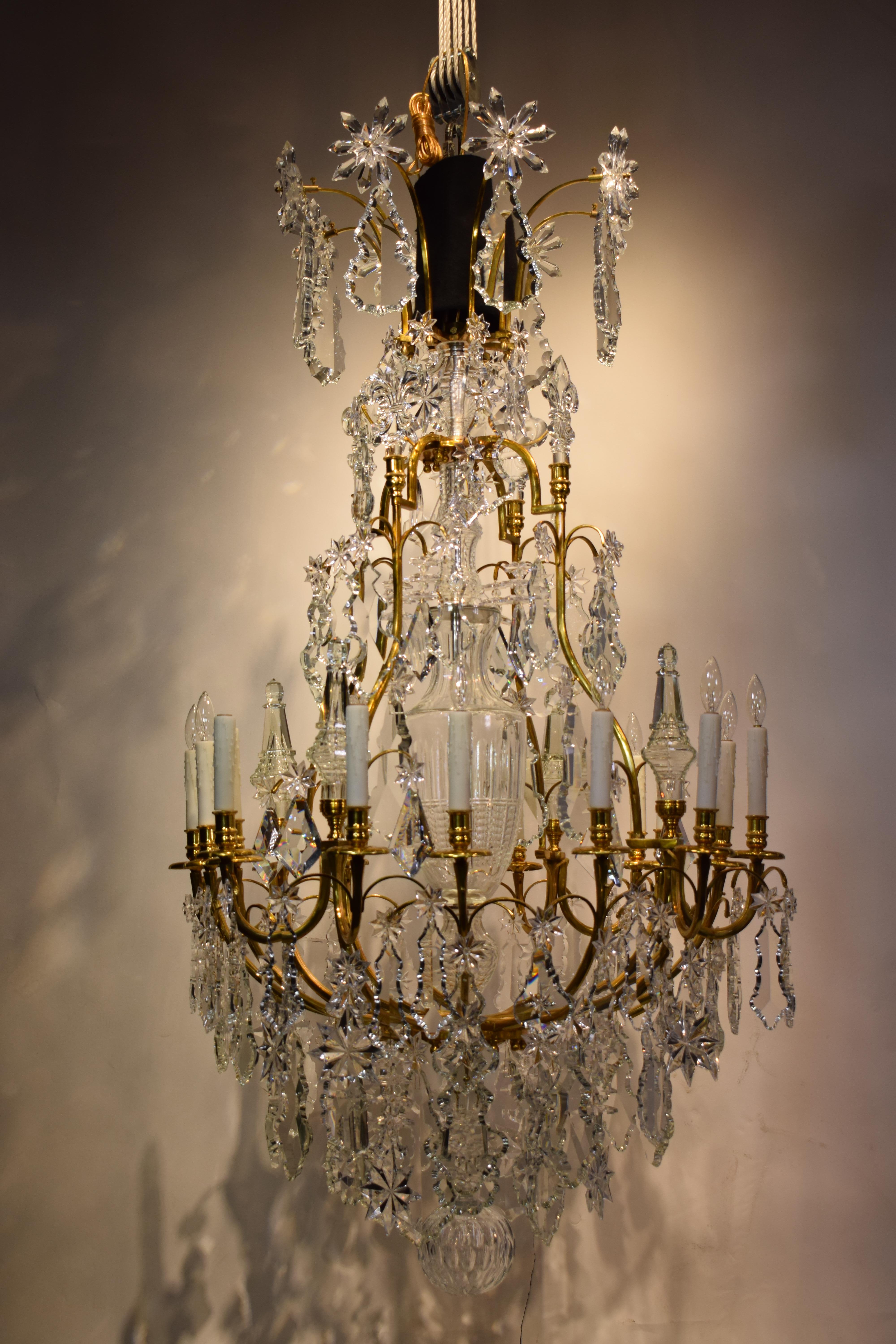 Ein sehr feiner Kronleuchter aus vergoldeter Bronze und Kristall im Louis-XV-Stil „Cage“-Stil im Angebot 10