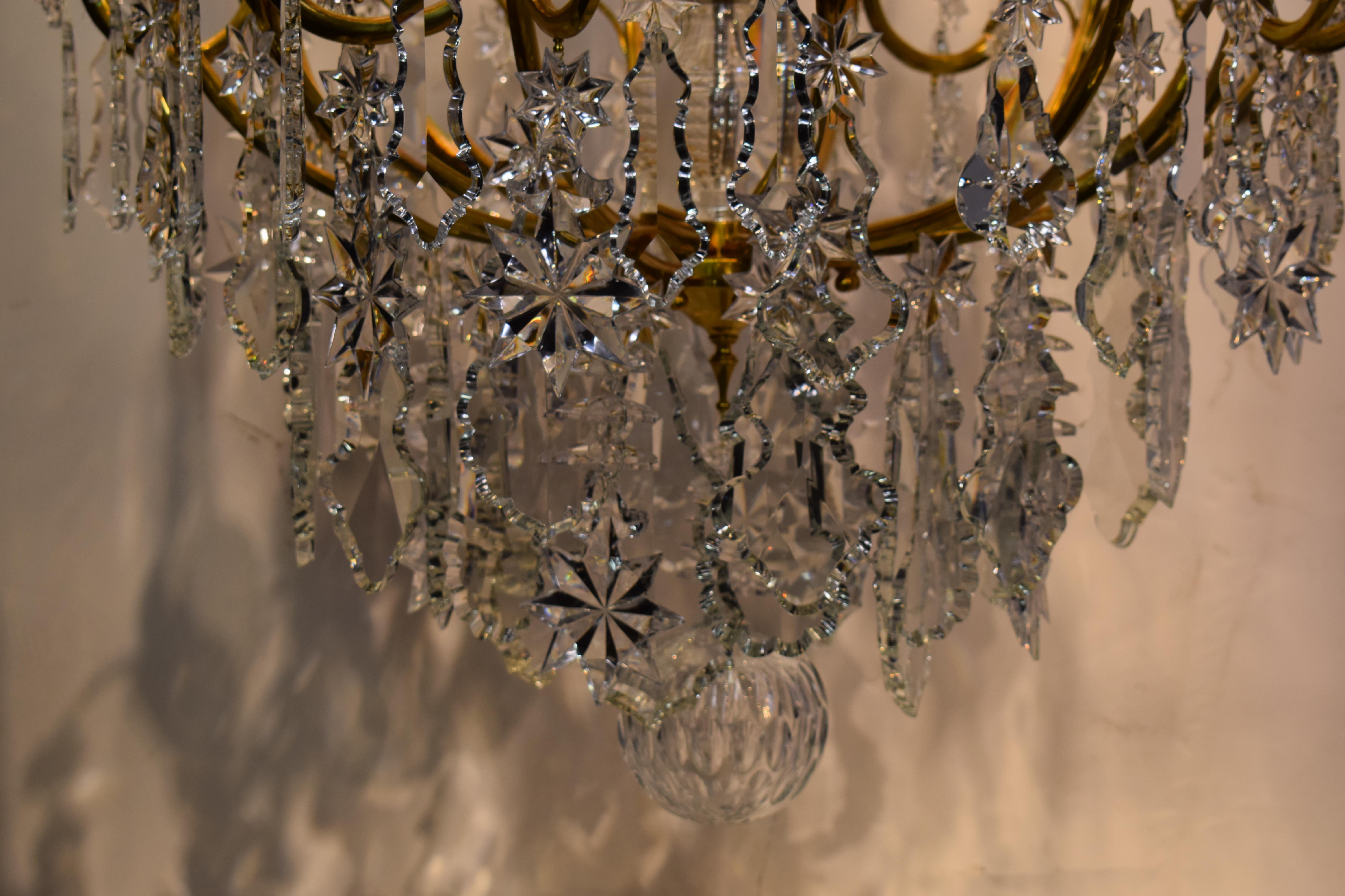 Ein sehr feiner Kronleuchter aus vergoldeter Bronze und Kristall im Louis-XV-Stil „Cage“-Stil (Louis XV.) im Angebot