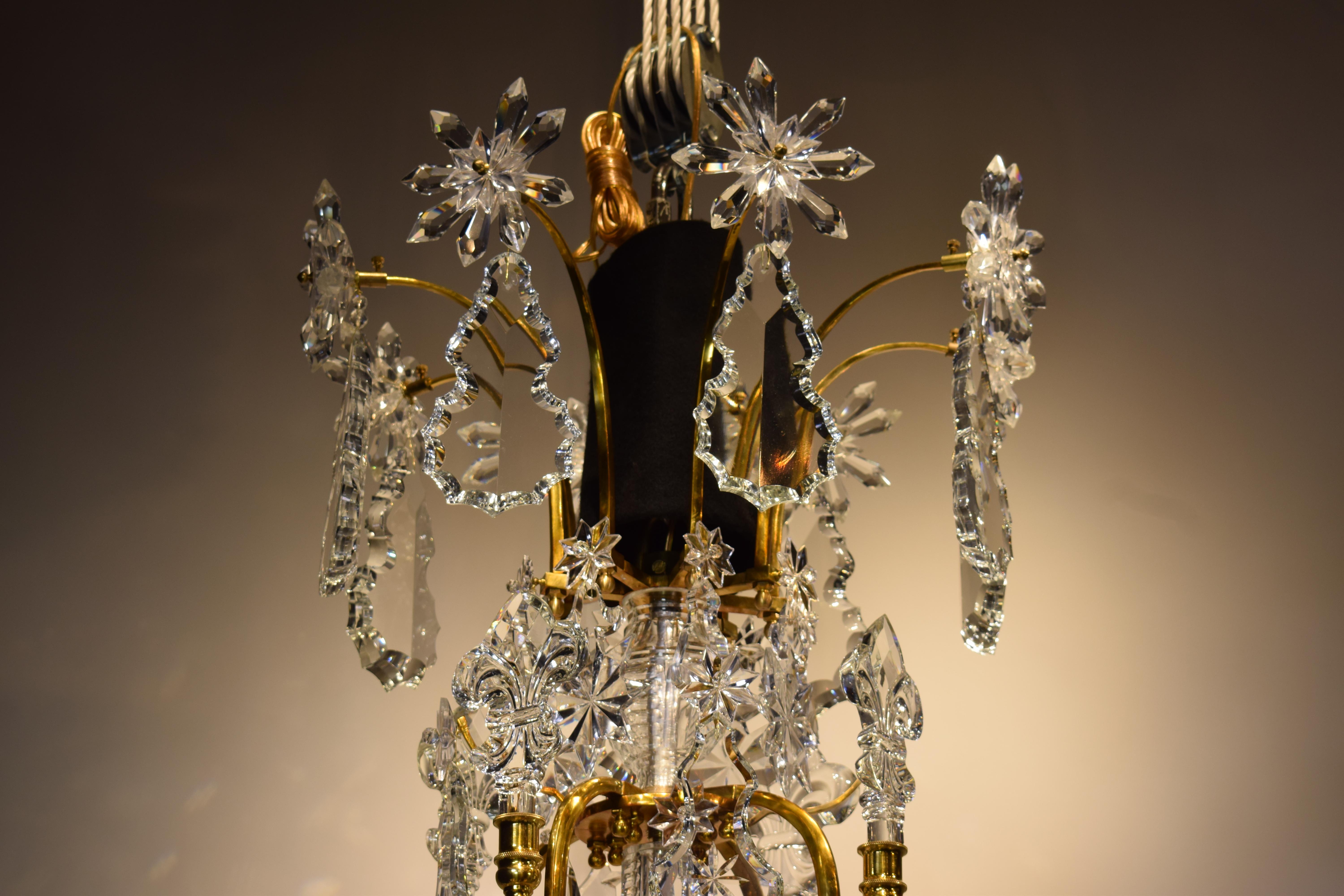 Ein sehr feiner Kronleuchter aus vergoldeter Bronze und Kristall im Louis-XV-Stil „Cage“-Stil (Französisch) im Angebot