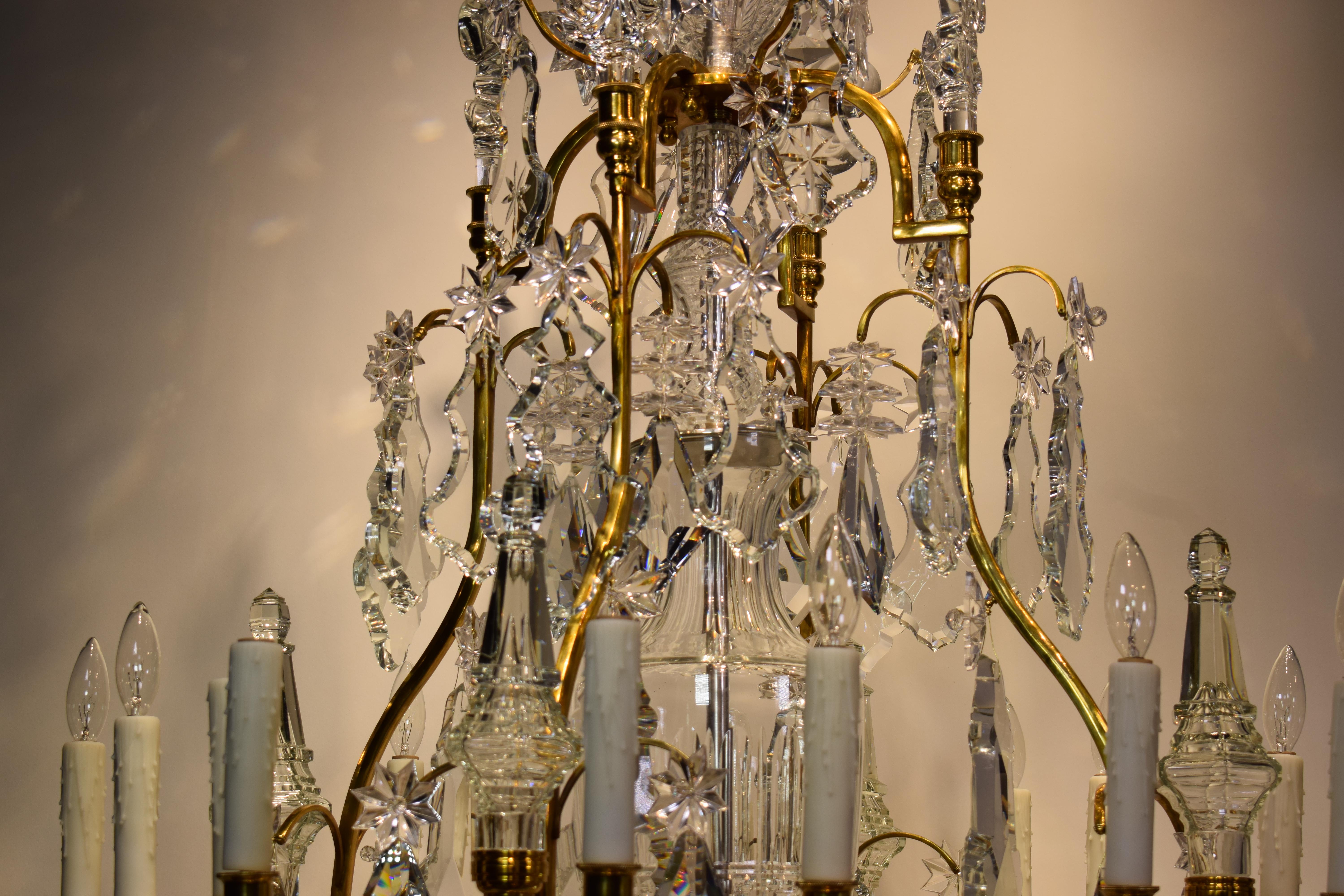 Ein sehr feiner Kronleuchter aus vergoldeter Bronze und Kristall im Louis-XV-Stil „Cage“-Stil im Zustand „Relativ gut“ im Angebot in Atlanta, GA
