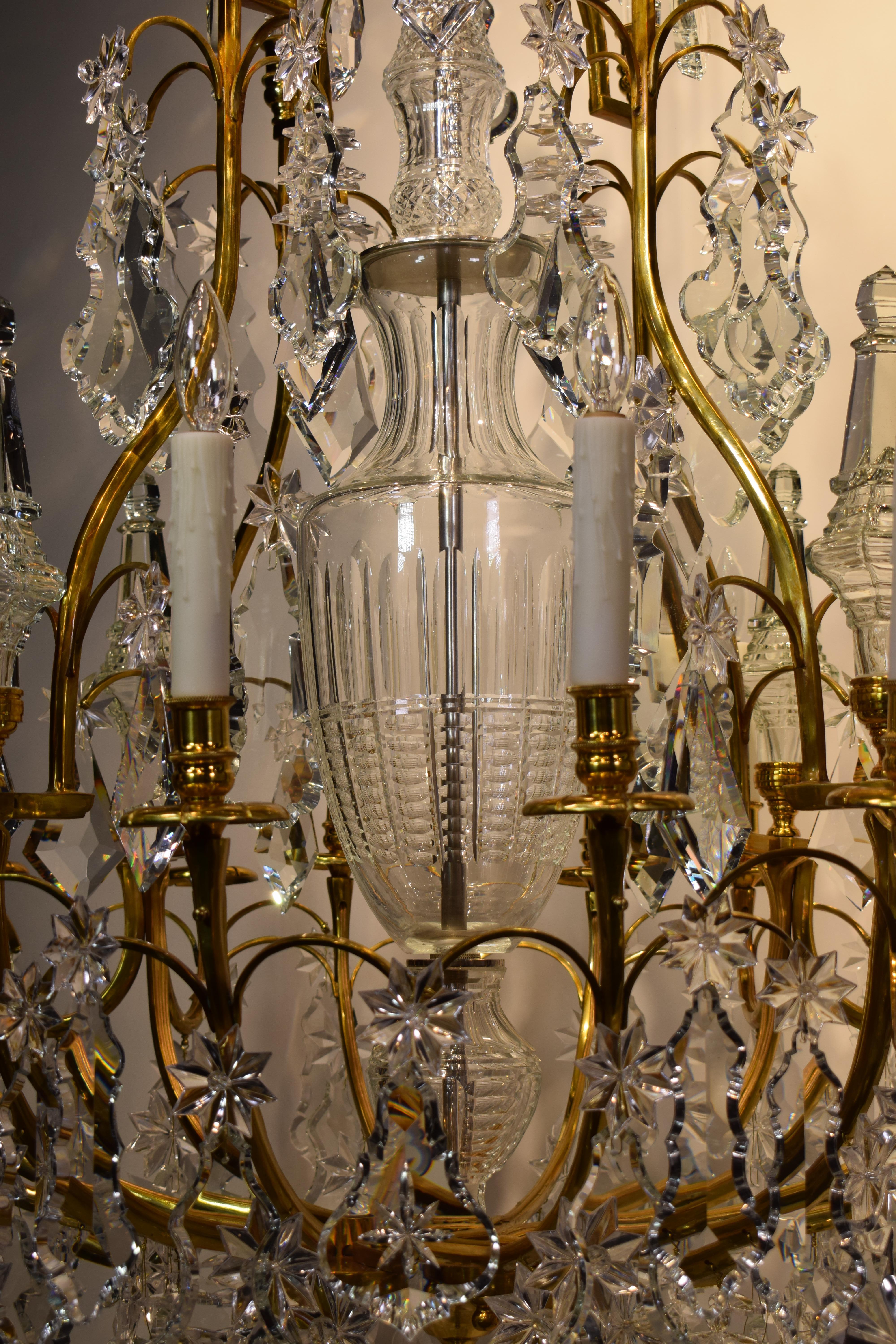 Ein sehr feiner Kronleuchter aus vergoldeter Bronze und Kristall im Louis-XV-Stil „Cage“-Stil (Frühes 20. Jahrhundert) im Angebot