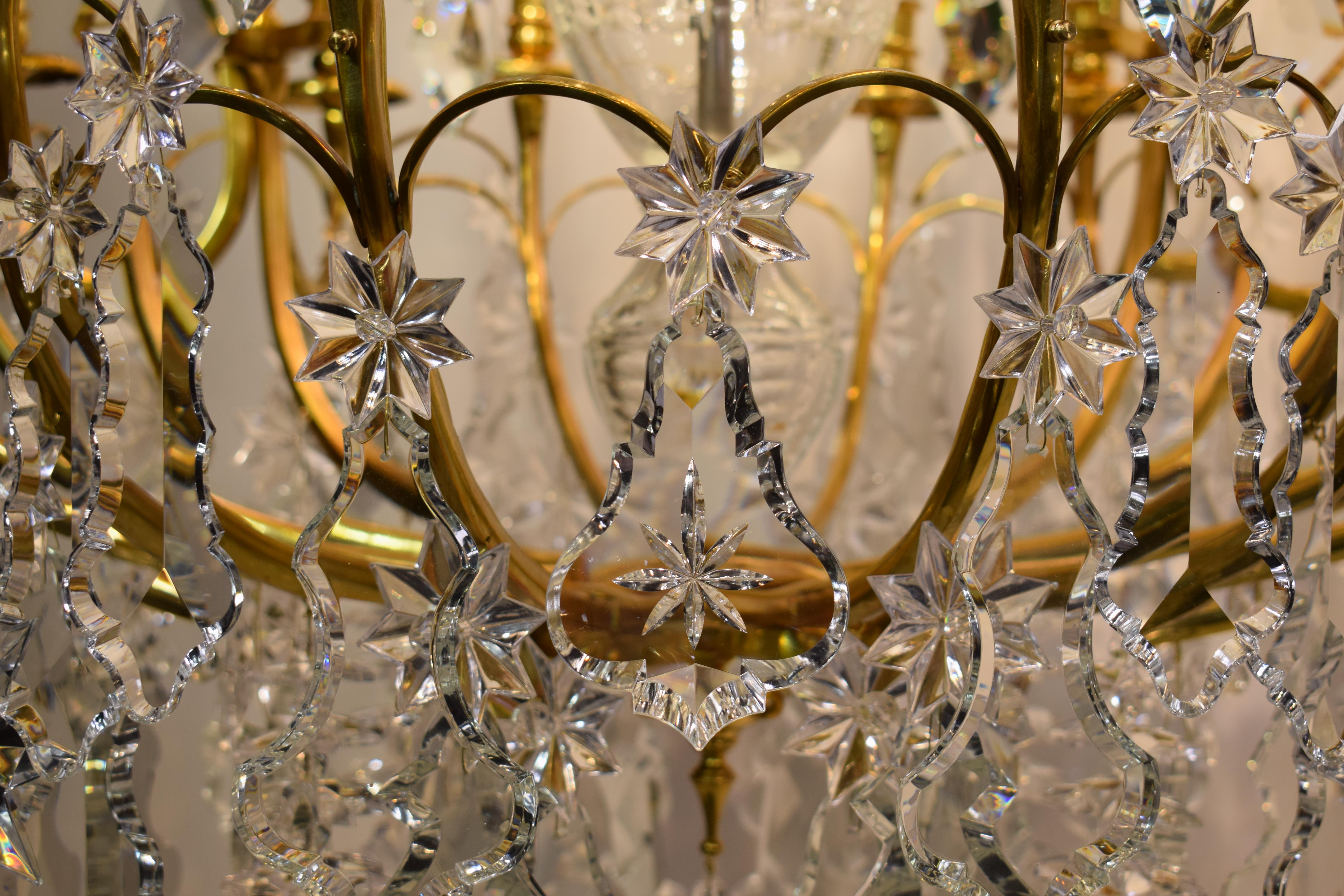 Ein sehr feiner Kronleuchter aus vergoldeter Bronze und Kristall im Louis-XV-Stil „Cage“-Stil im Angebot 1