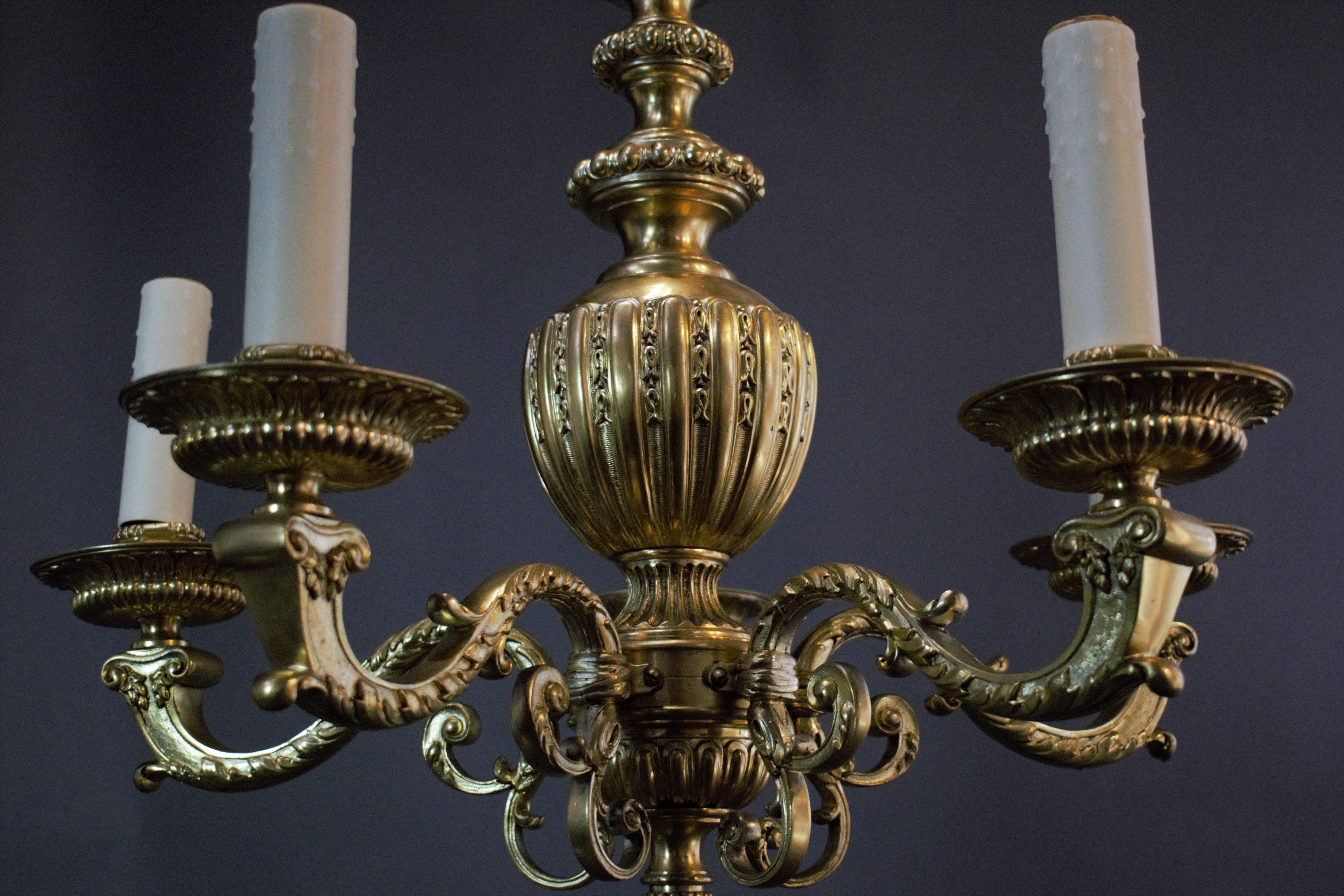 A very fine gilt bronze Louis XVI style 5 lights chandelier. Restrained elegance. 

France, circa 1910
Measures: H 26