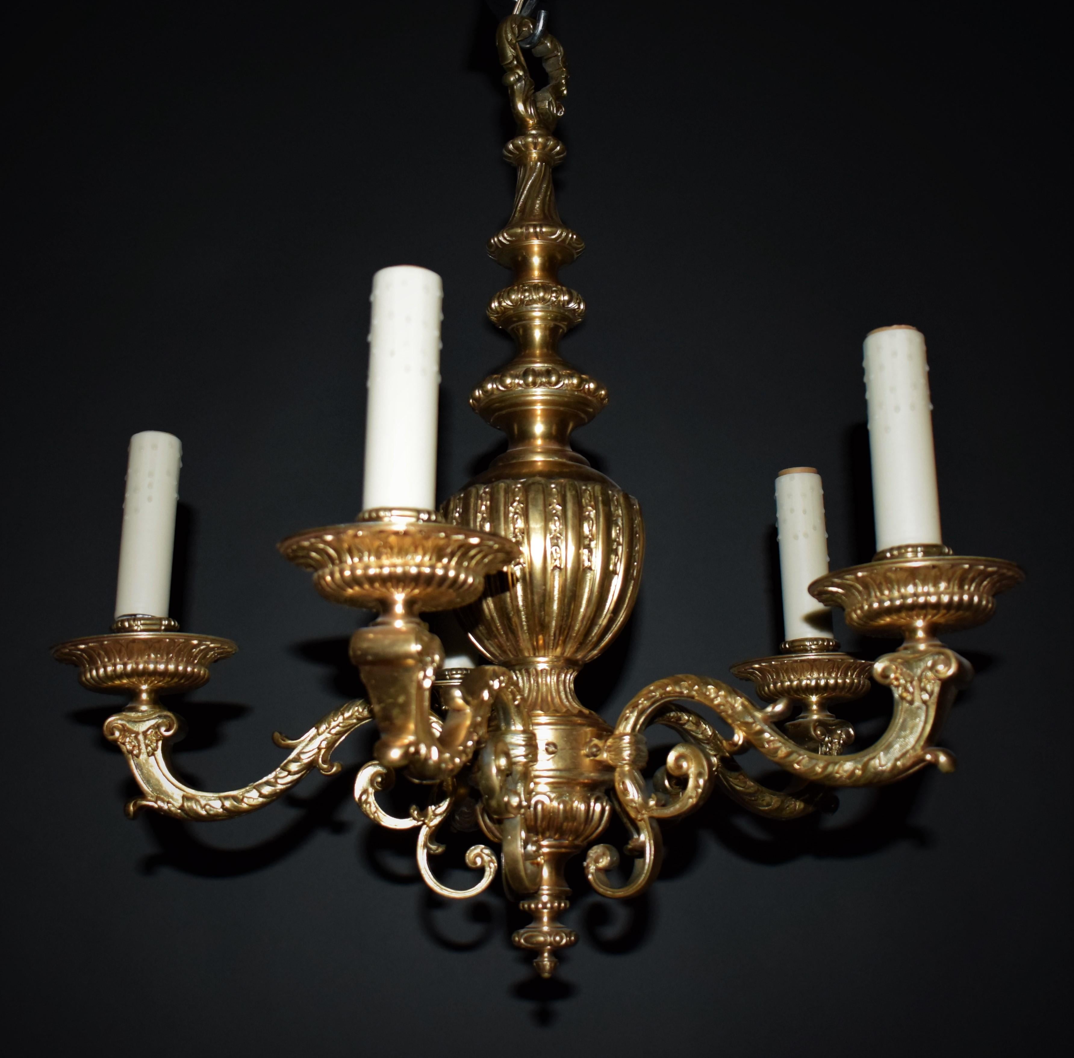 Doré Très beau lustre à 5 lumières en bronze doré de style Louis XVI en vente