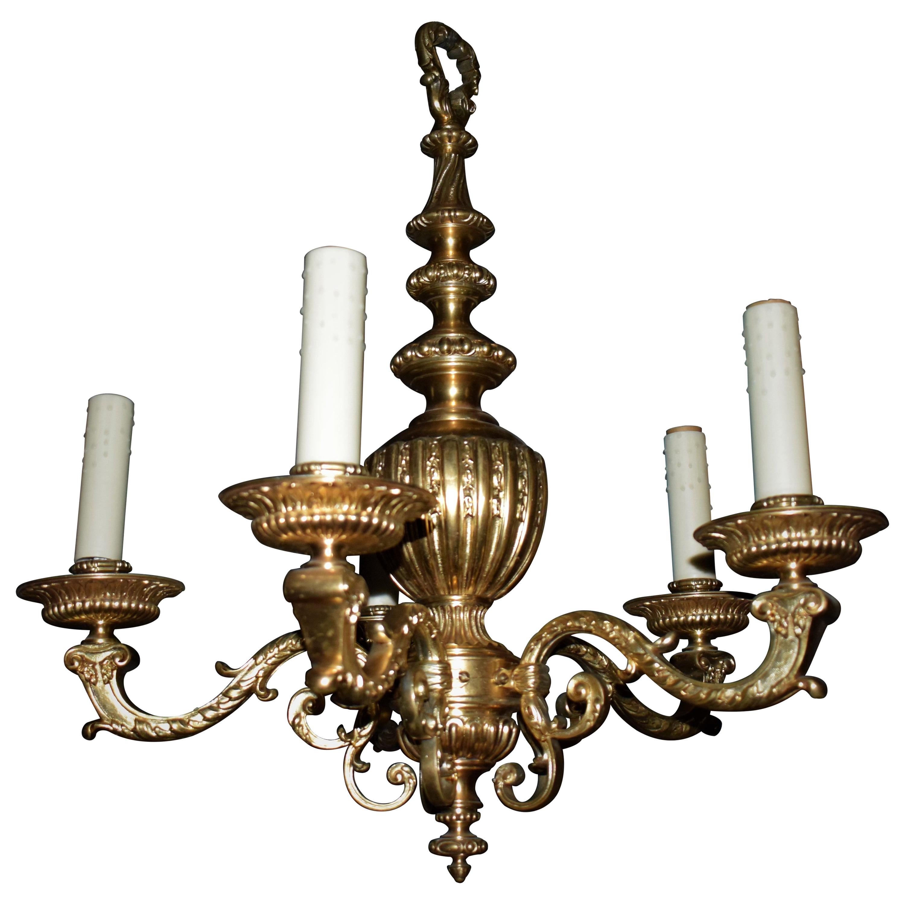 Très beau lustre à 5 lumières en bronze doré de style Louis XVI