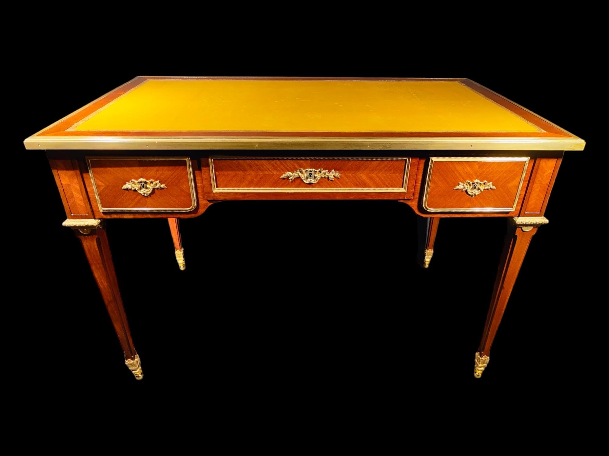 Eine sehr gute  Vergoldetes Bronze-Kommoden aus Tulpenholz und Amaranth  Schreibtisch von L. Cueunières  im Angebot 5