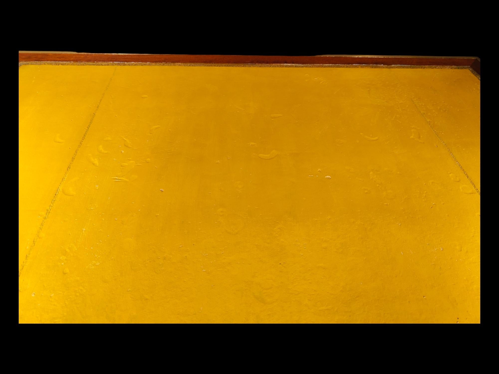 Eine sehr gute  Vergoldetes Bronze-Kommoden aus Tulpenholz und Amaranth  Schreibtisch von L. Cueunières  (Spätes 19. Jahrhundert) im Angebot