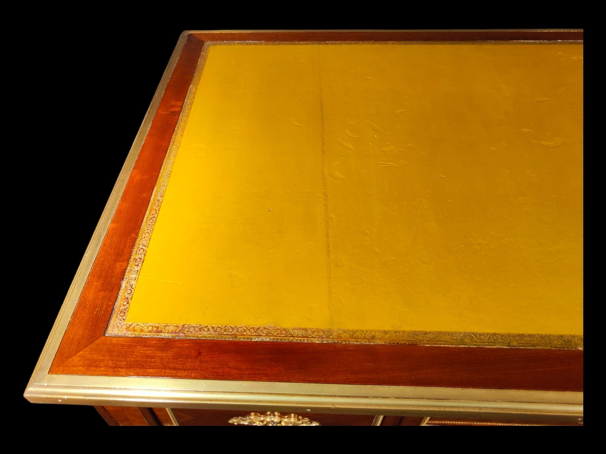 Eine sehr gute  Vergoldetes Bronze-Kommoden aus Tulpenholz und Amaranth  Schreibtisch von L. Cueunières  (Obstholz) im Angebot