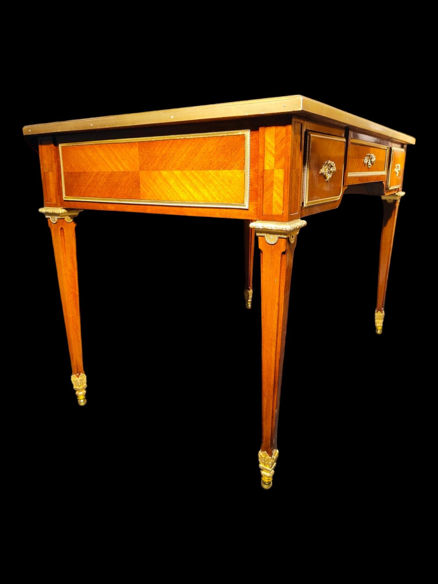 Eine sehr gute  Vergoldetes Bronze-Kommoden aus Tulpenholz und Amaranth  Schreibtisch von L. Cueunières  im Angebot 3