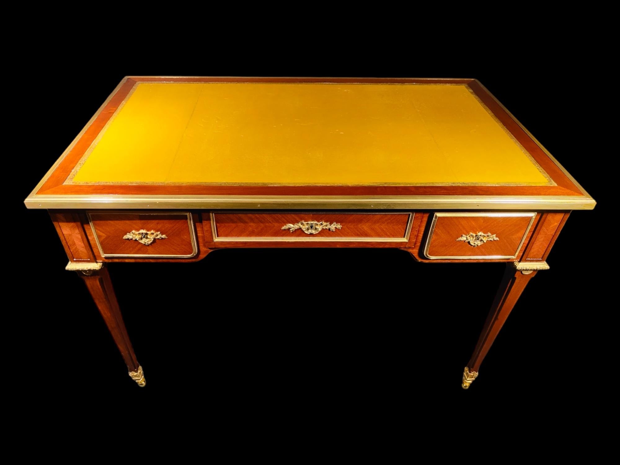 Eine sehr gute  Vergoldetes Bronze-Kommoden aus Tulpenholz und Amaranth  Schreibtisch von L. Cueunières  im Angebot 4