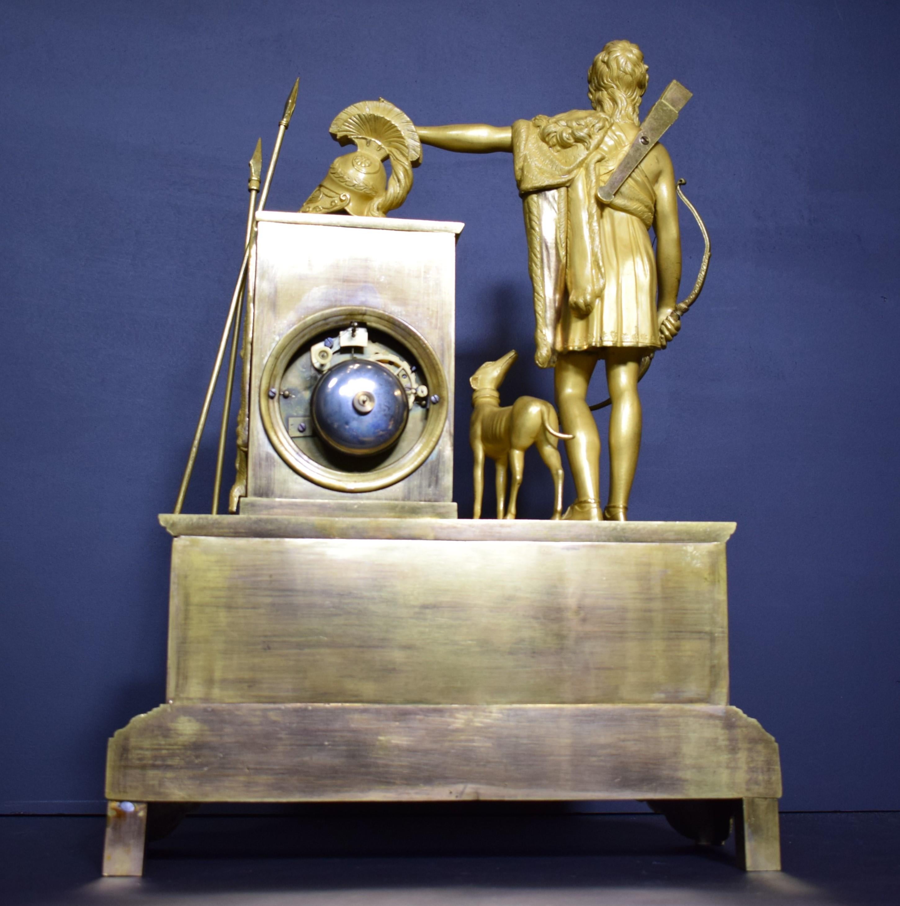 Pendule de cheminée néoclassique Empire en bronze doré de très belle facture en vente 4