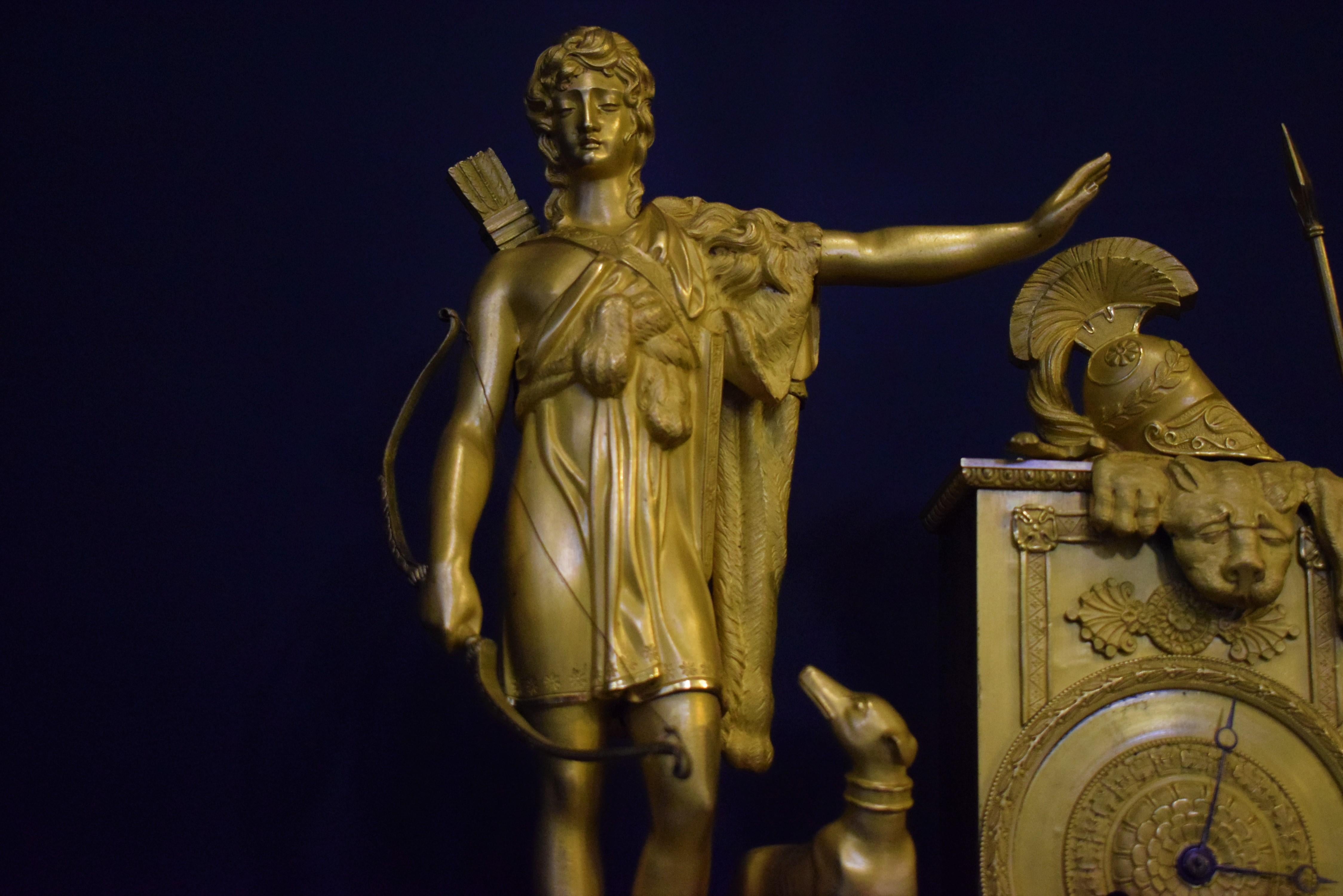 Pendule de cheminée néoclassique Empire en bronze doré de très belle facture en vente 5