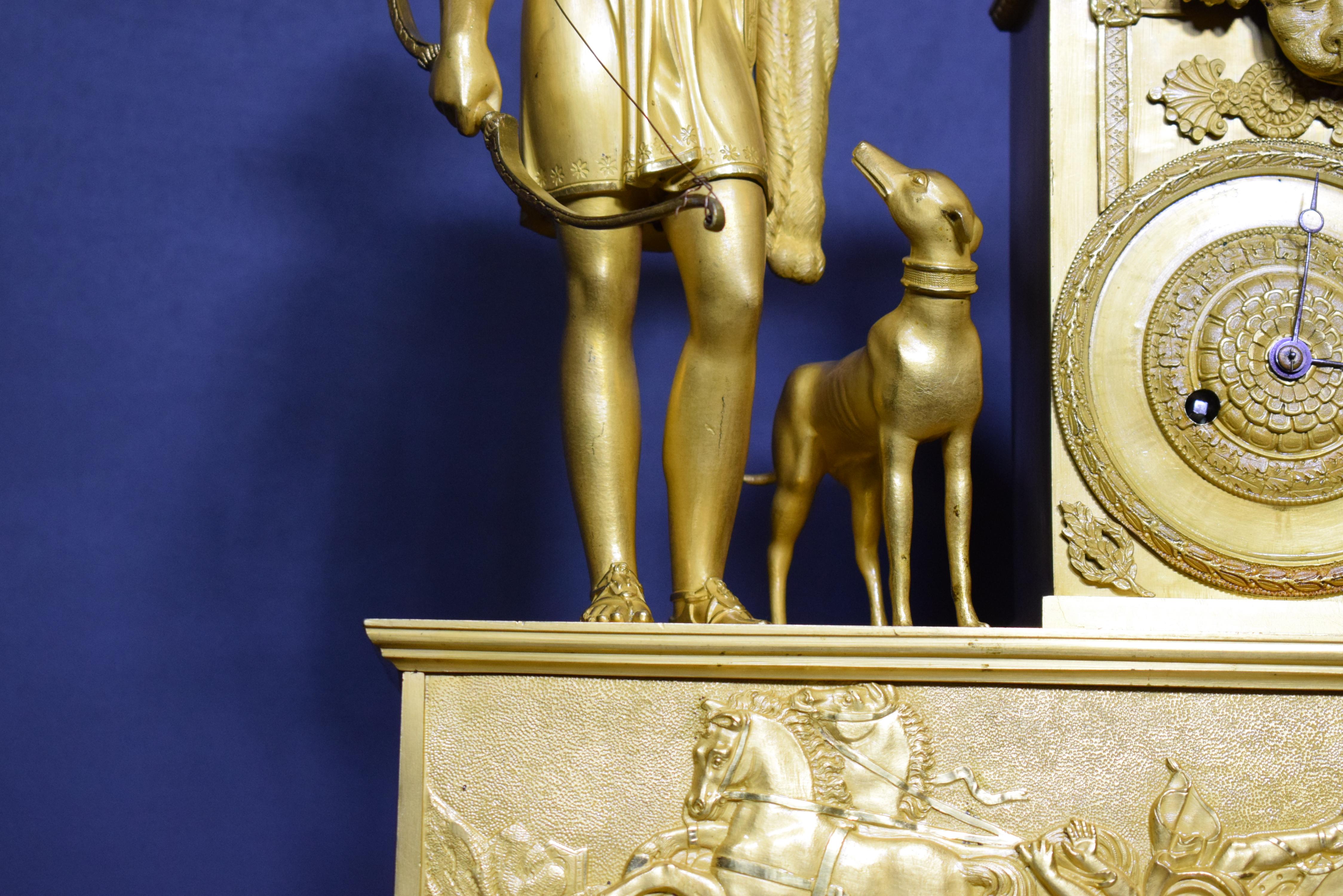Pendule de cheminée néoclassique Empire en bronze doré de très belle facture en vente 6