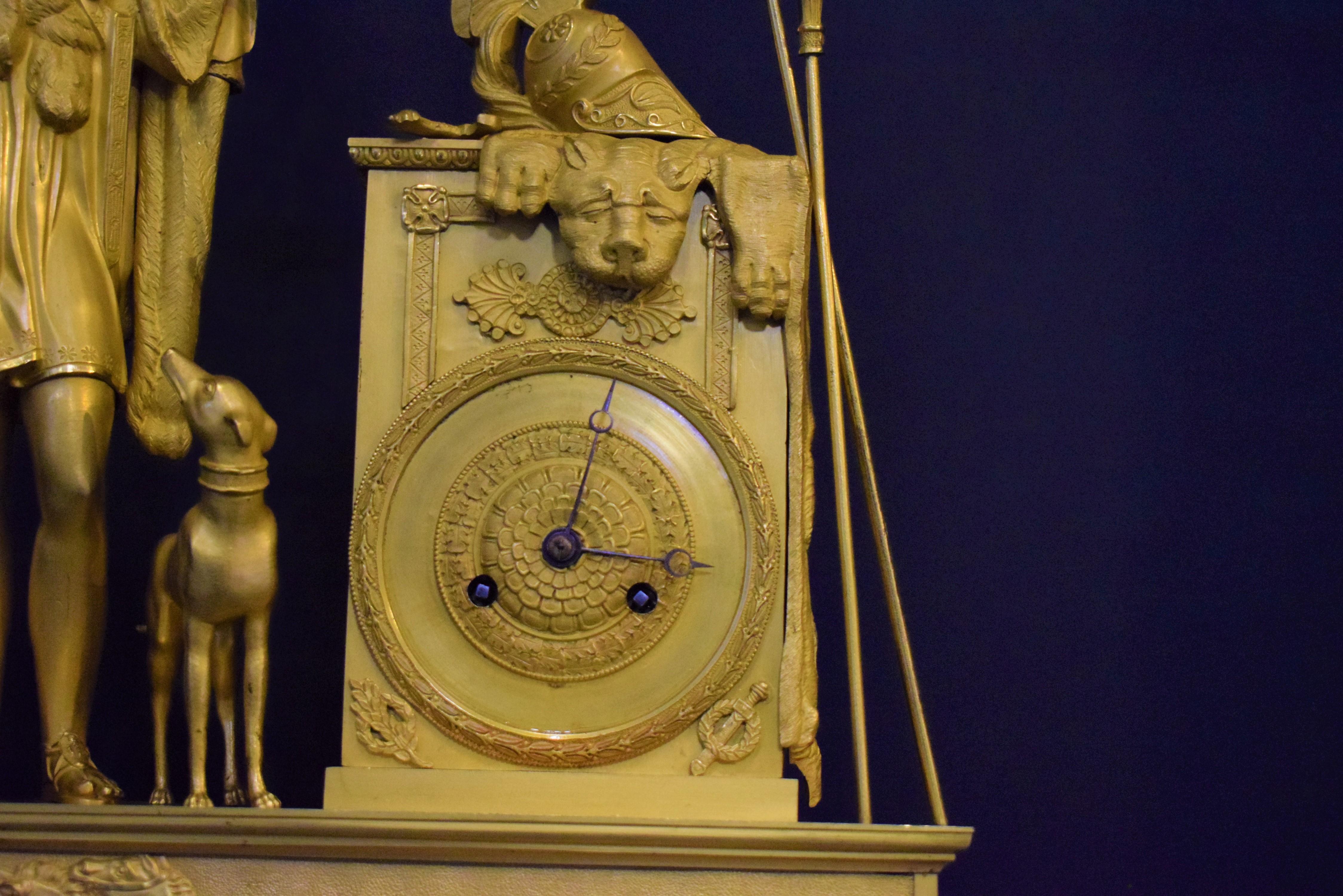 Pendule de cheminée néoclassique Empire en bronze doré de très belle facture en vente 8
