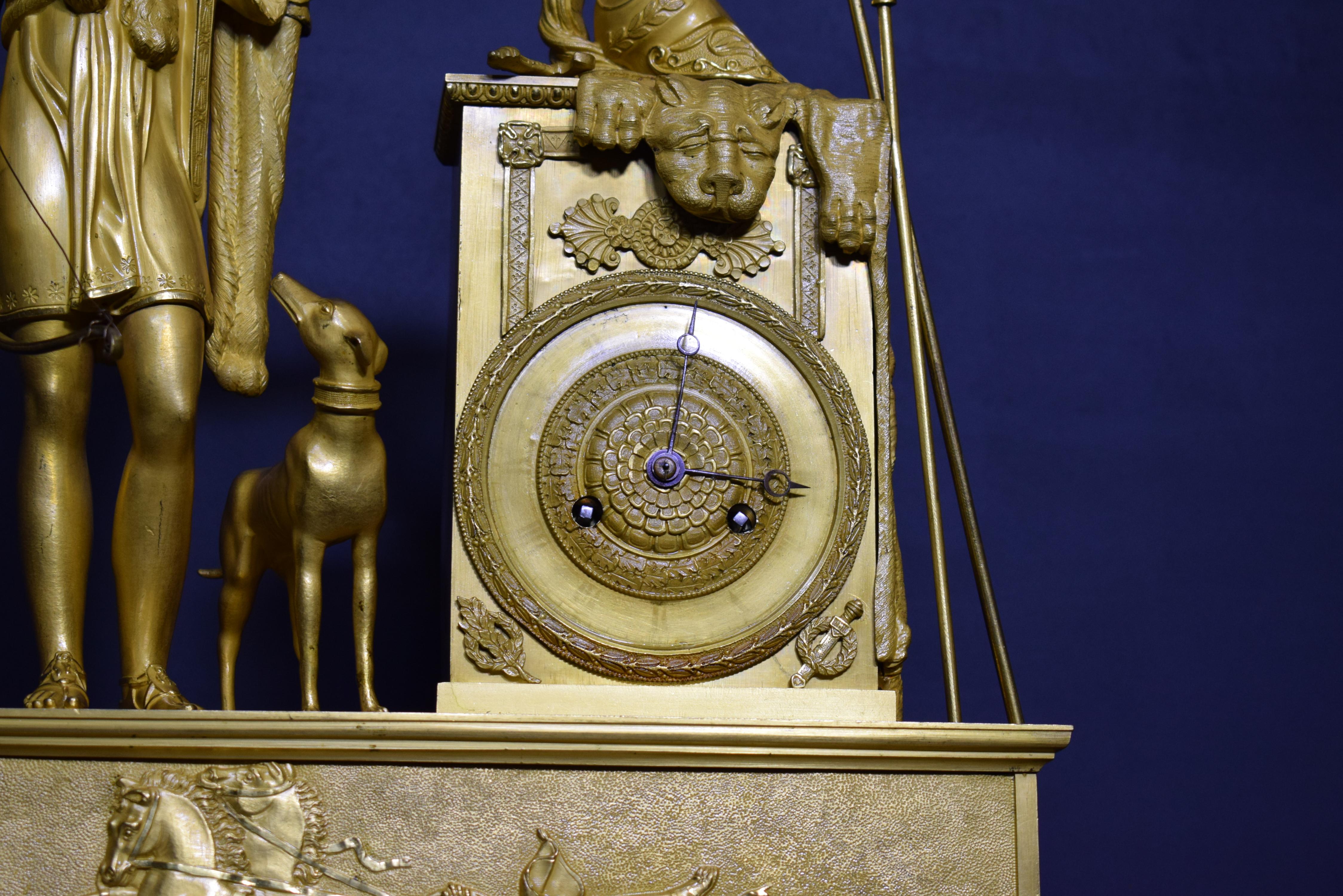 Pendule de cheminée néoclassique Empire en bronze doré de très belle facture en vente 11