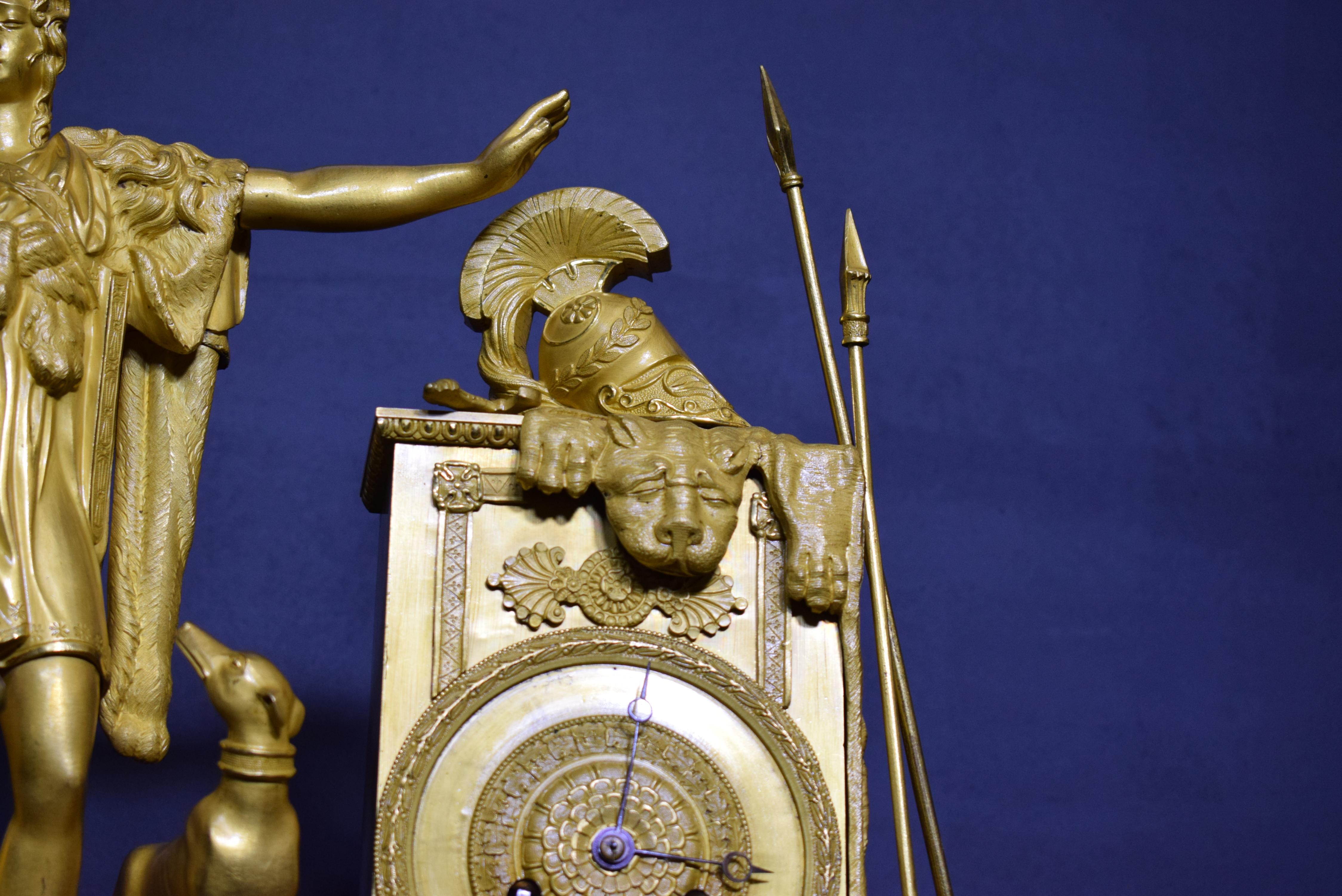 Pendule de cheminée néoclassique Empire en bronze doré de très belle facture en vente 12