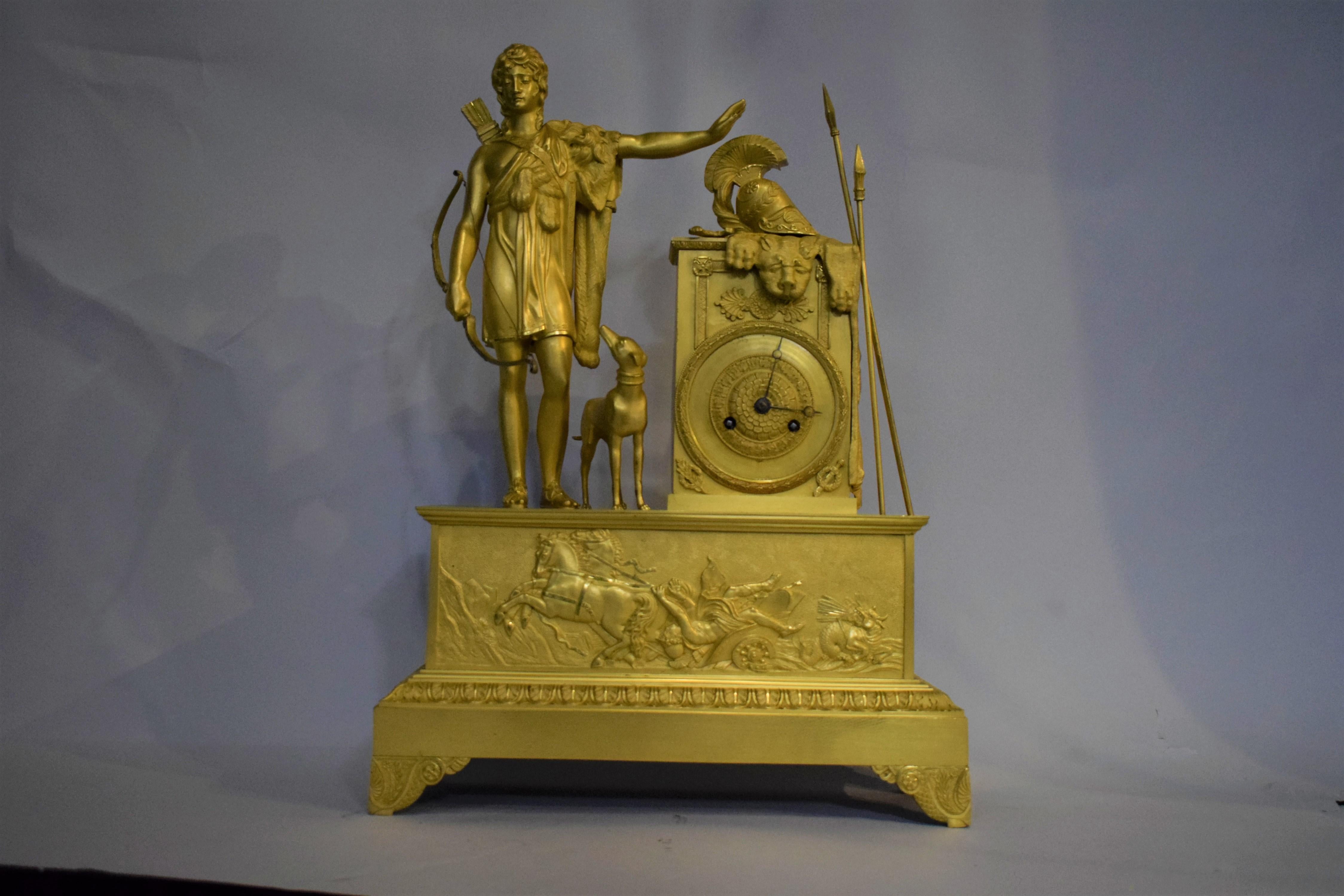 Pendule de cheminée néoclassique Empire en bronze doré de très belle facture Bon état - En vente à Atlanta, GA