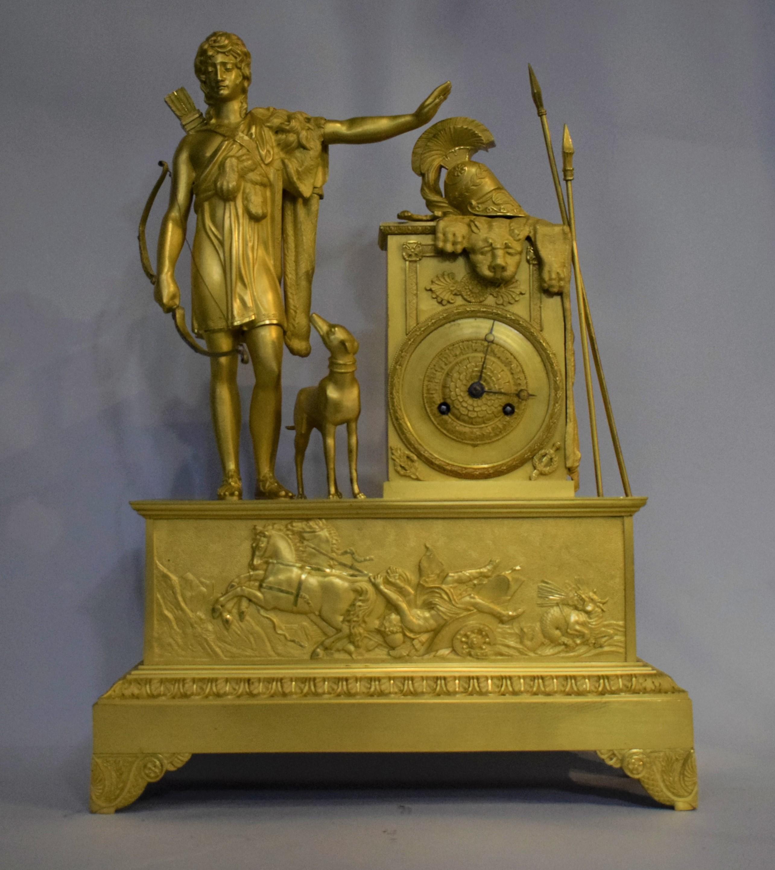 Début du XIXe siècle Pendule de cheminée néoclassique Empire en bronze doré de très belle facture en vente