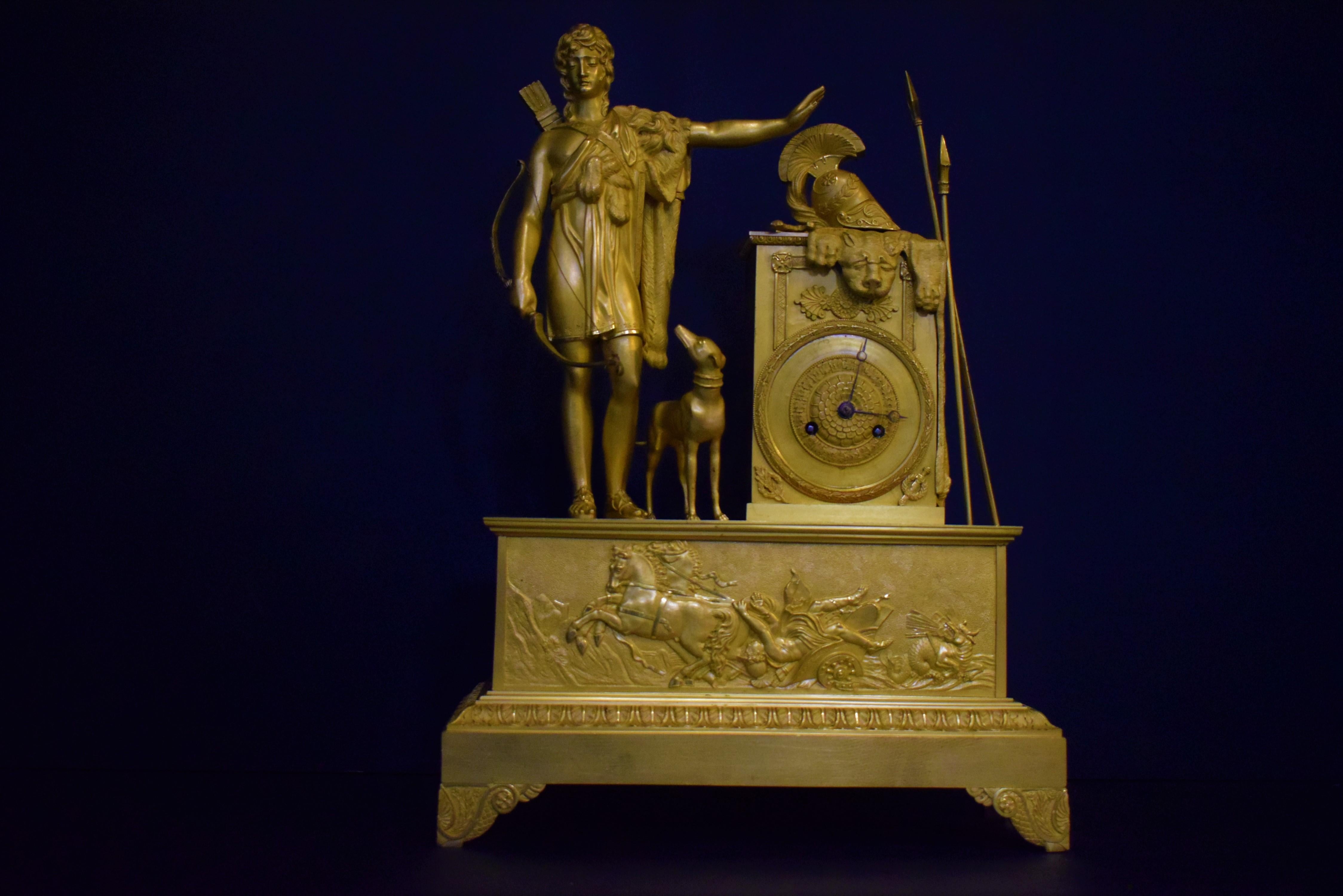 Bronze Pendule de cheminée néoclassique Empire en bronze doré de très belle facture en vente