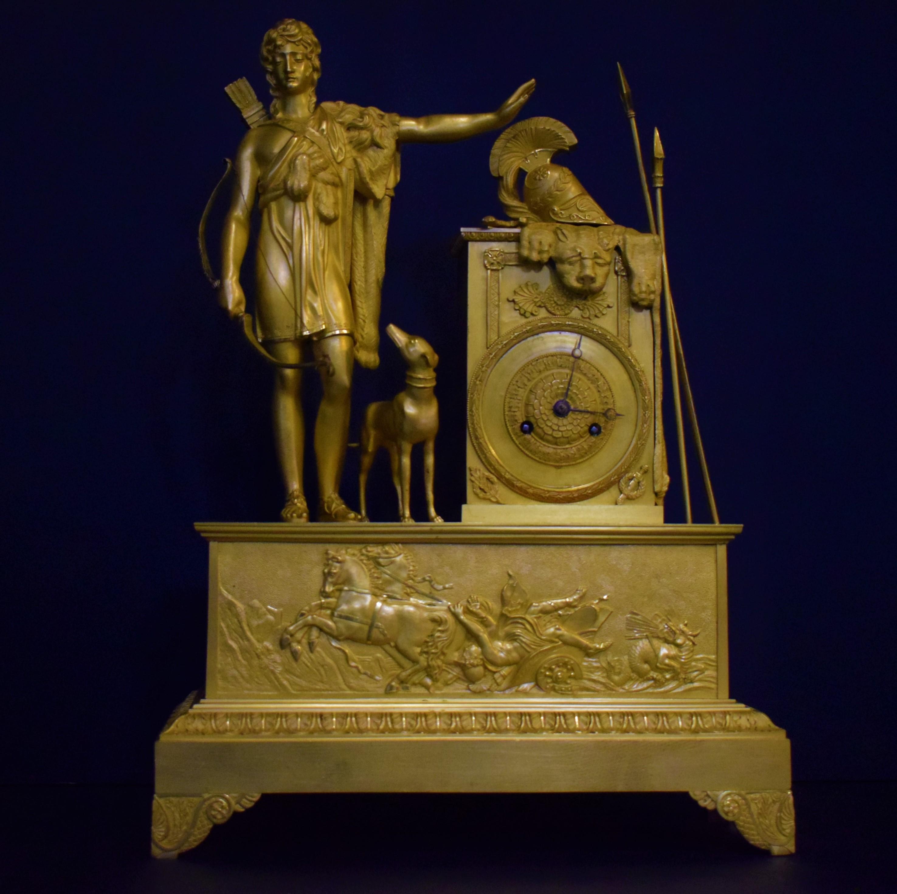 Pendule de cheminée néoclassique Empire en bronze doré de très belle facture en vente 2