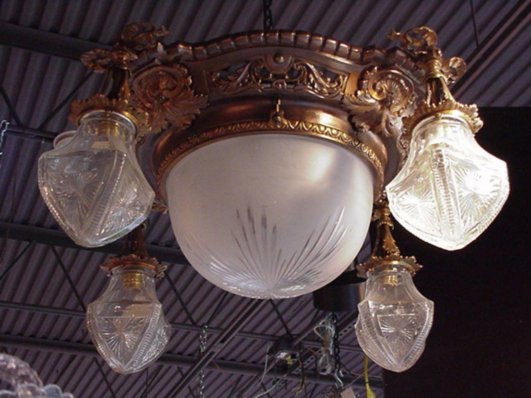 Sehr feiner Anhänger aus vergoldeter Bronze mit Kristallkuppel und Schirmen (Louis XVI.) im Angebot