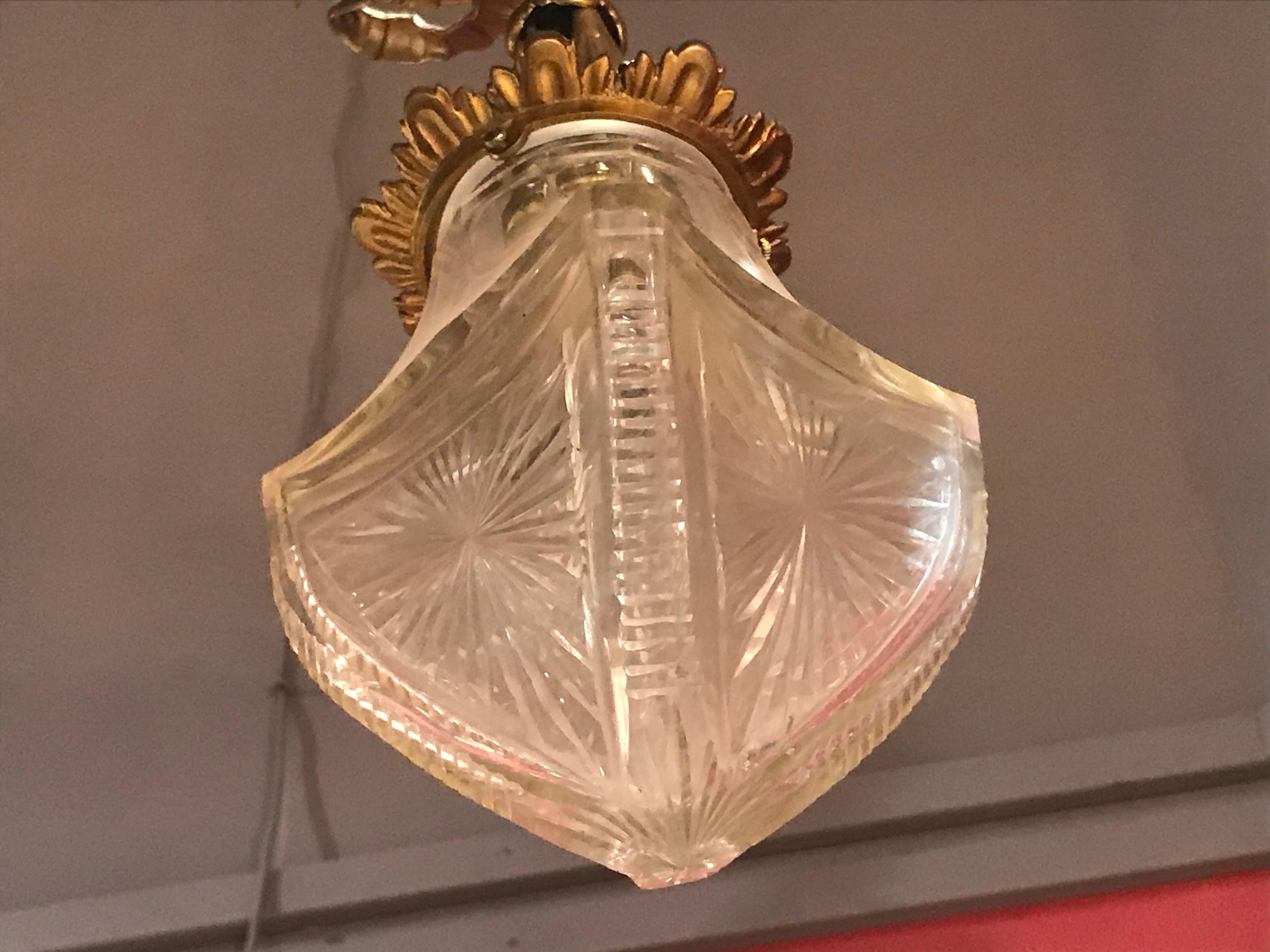 Très beau pendentif en bronze doré avec dôme et abat-jour en cristal Bon état - En vente à Atlanta, GA