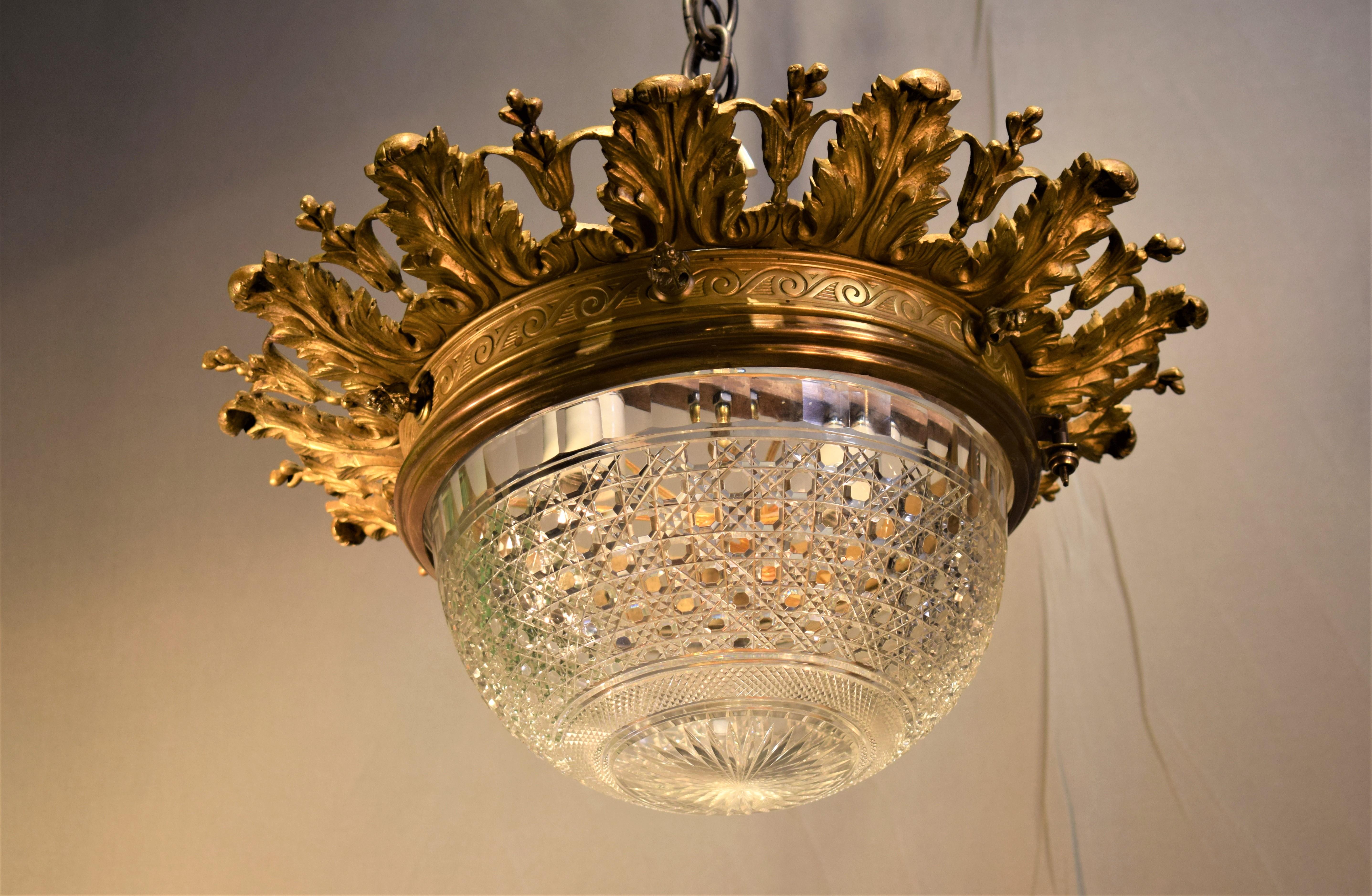 A very dine gilt bronze pendant with handcut crystal dome by Baccarat, France, circa 1920. 2 lights.
Dimensions: Height 9