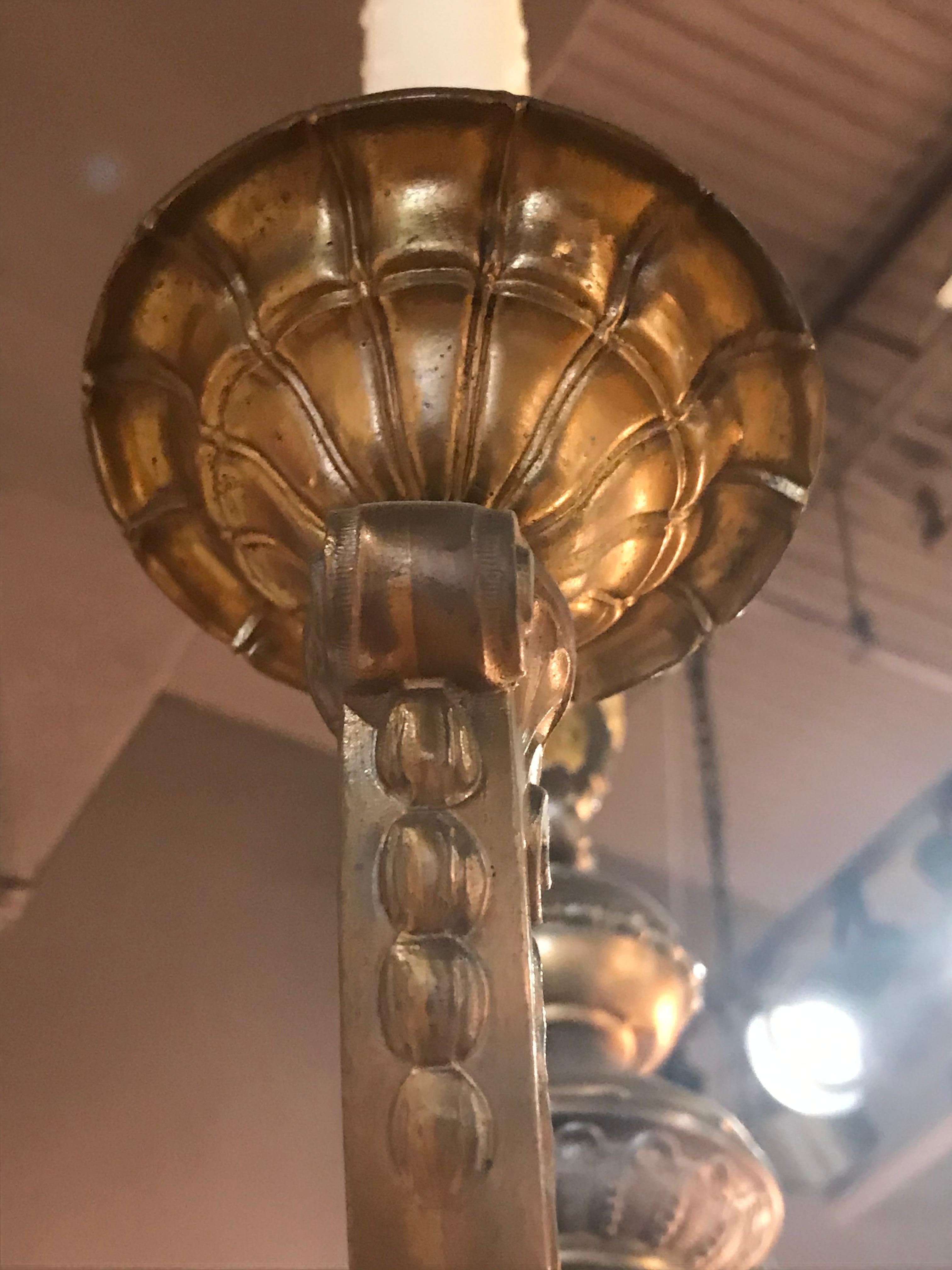Un superbe lustre de style Régence en bronze doré. Travail et détails très fins. 8 lumières.
France, datant d'environ 1900.
Dimensions : Hauteur 27