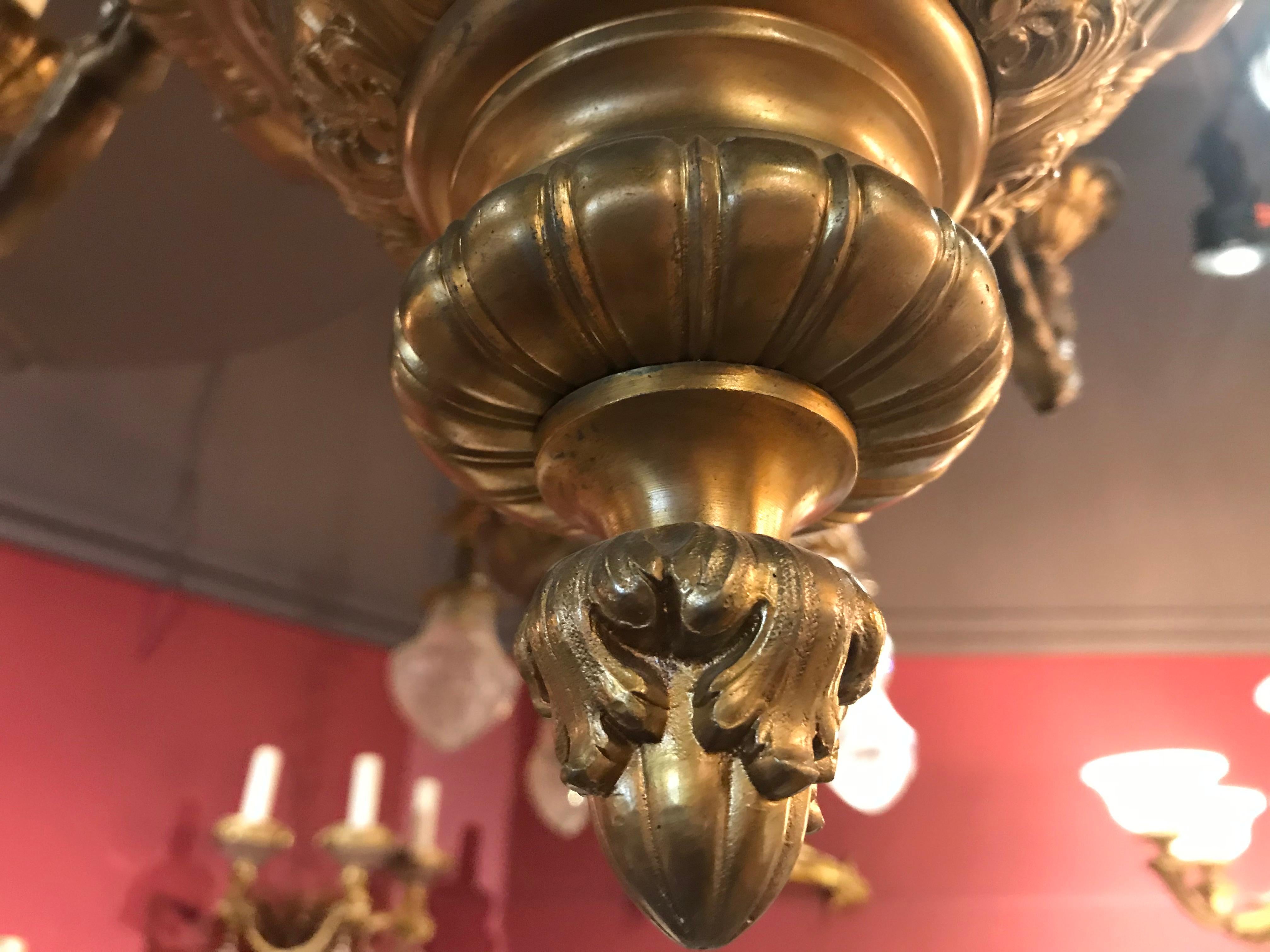 Doré Très beau lustre de style Régence en bronze doré en vente