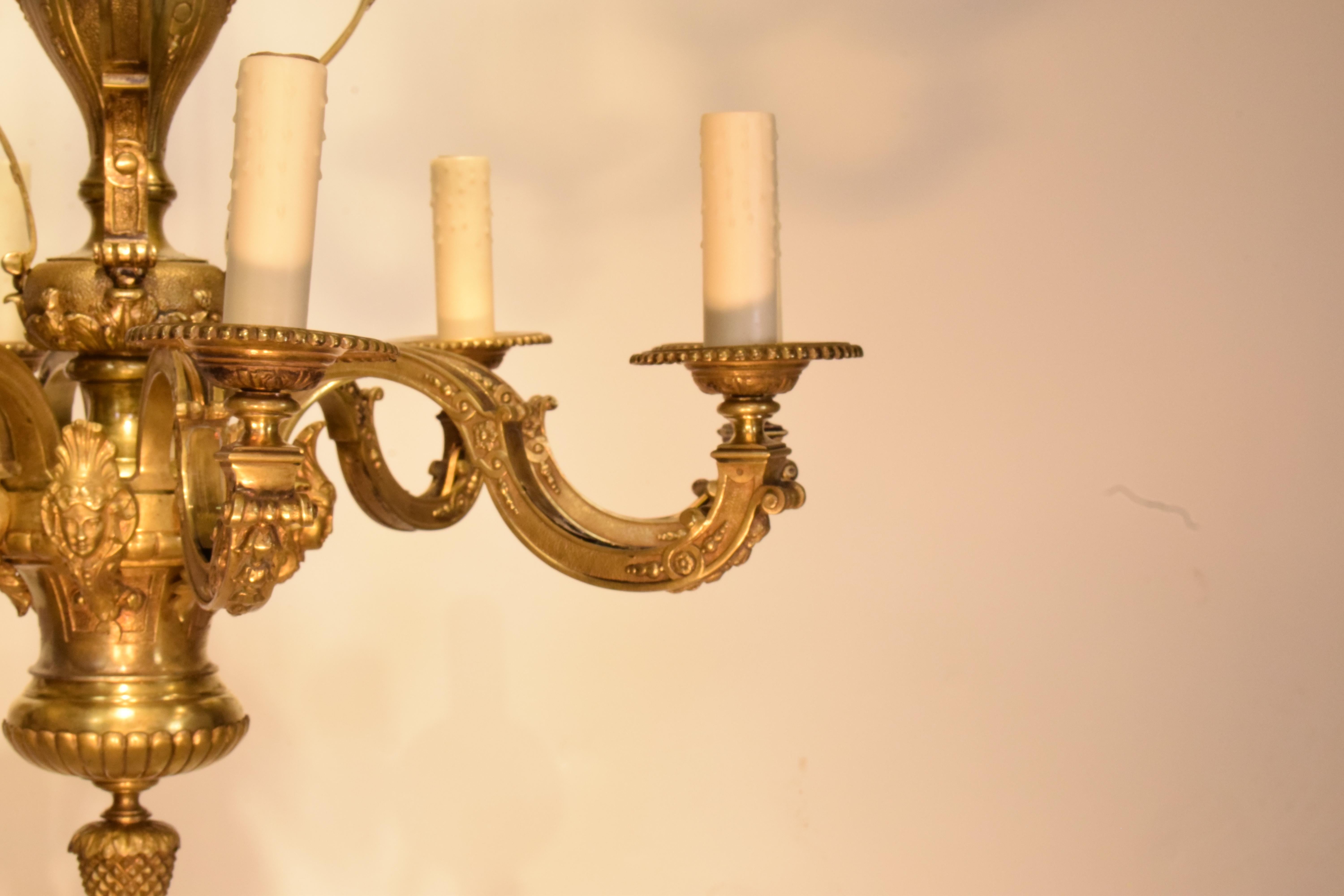 Ein sehr feiner vergoldeter Bronze-Kronleuchter im Regency-Stil im Angebot 4