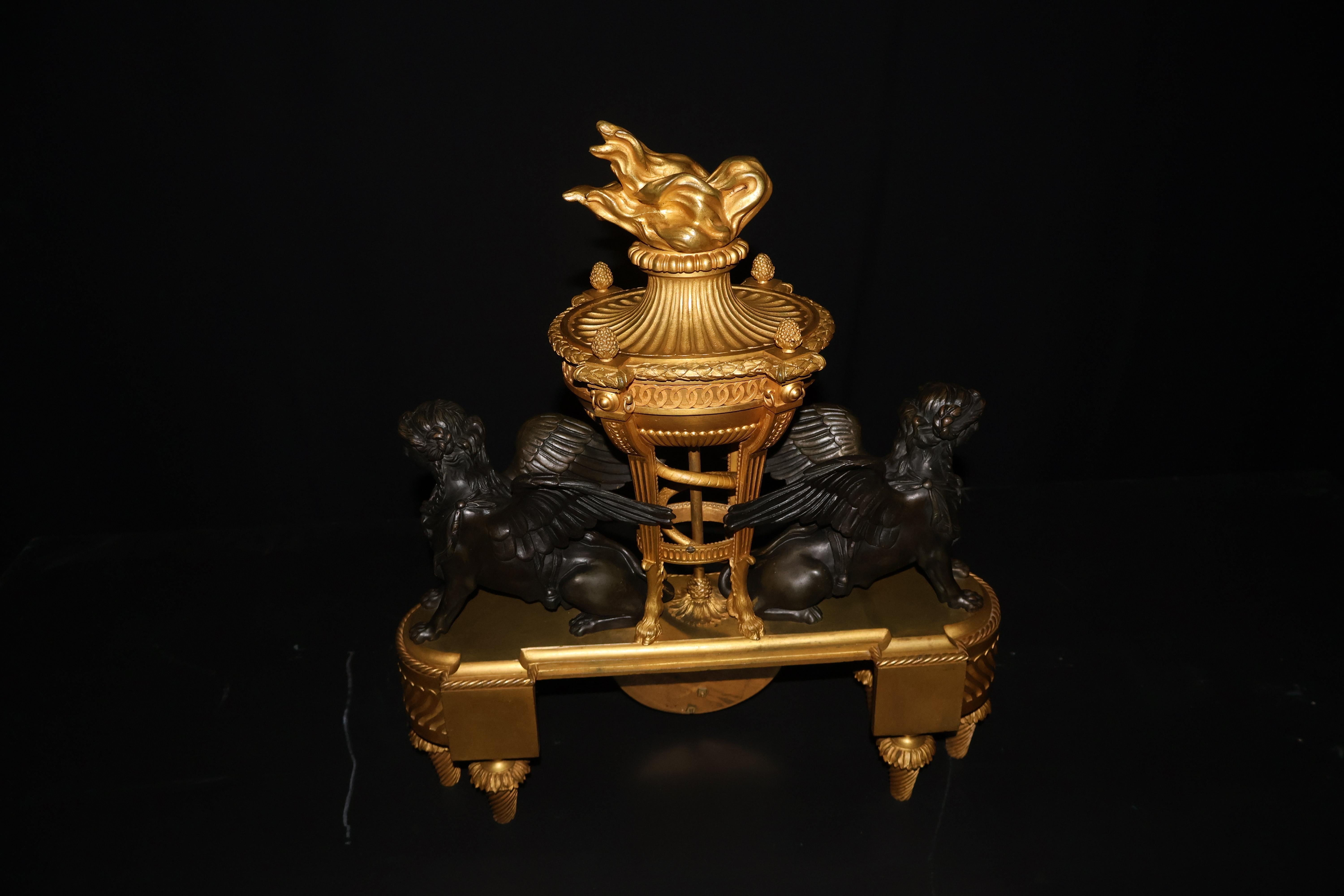 Un centro de mesa muy fino de bronce dorado y patinado de estilo Imperio.  en venta 4