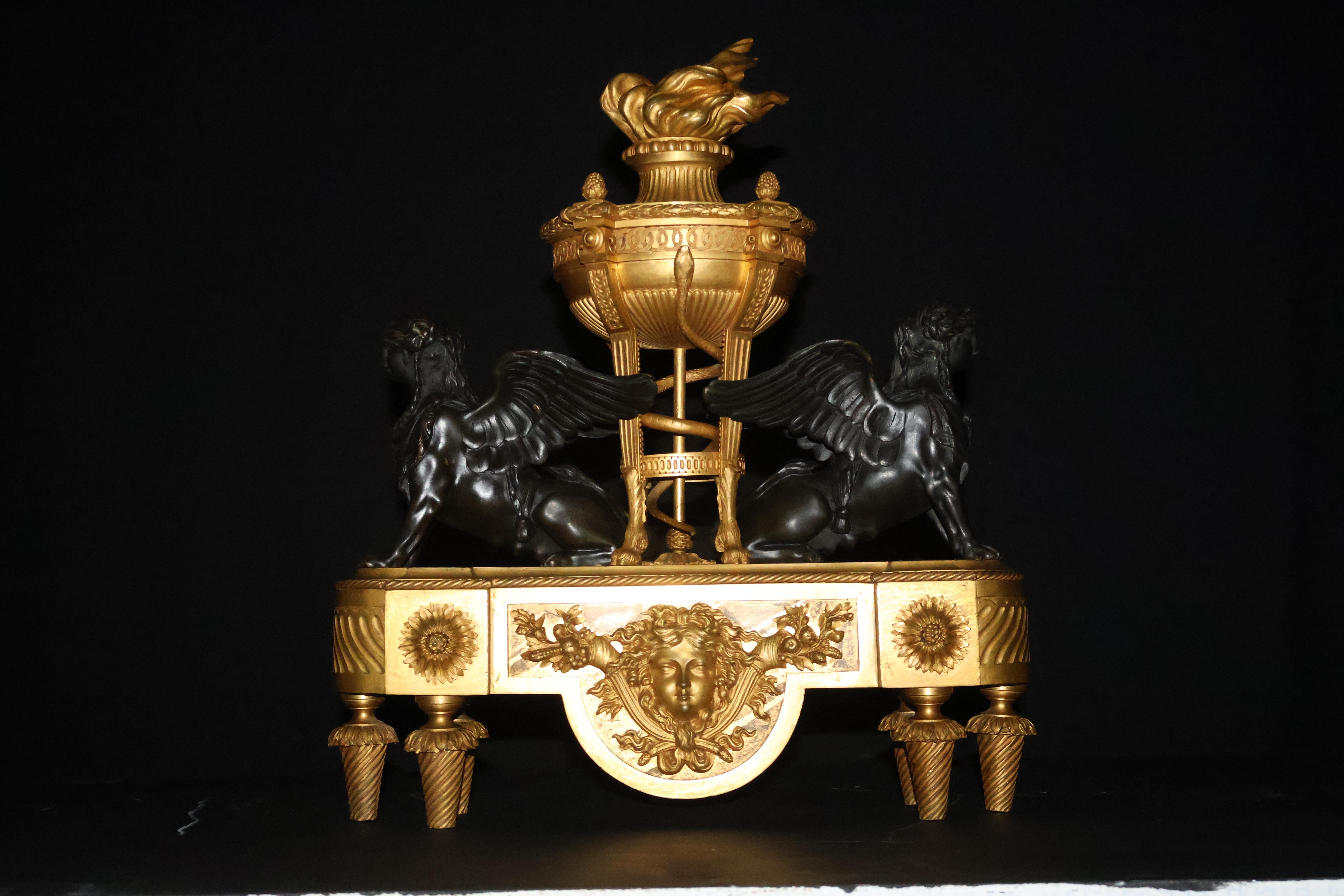 Un centre de table en bronze doré et patiné de style Empire. 
France, vers 1890.
Largeur 15 1/2