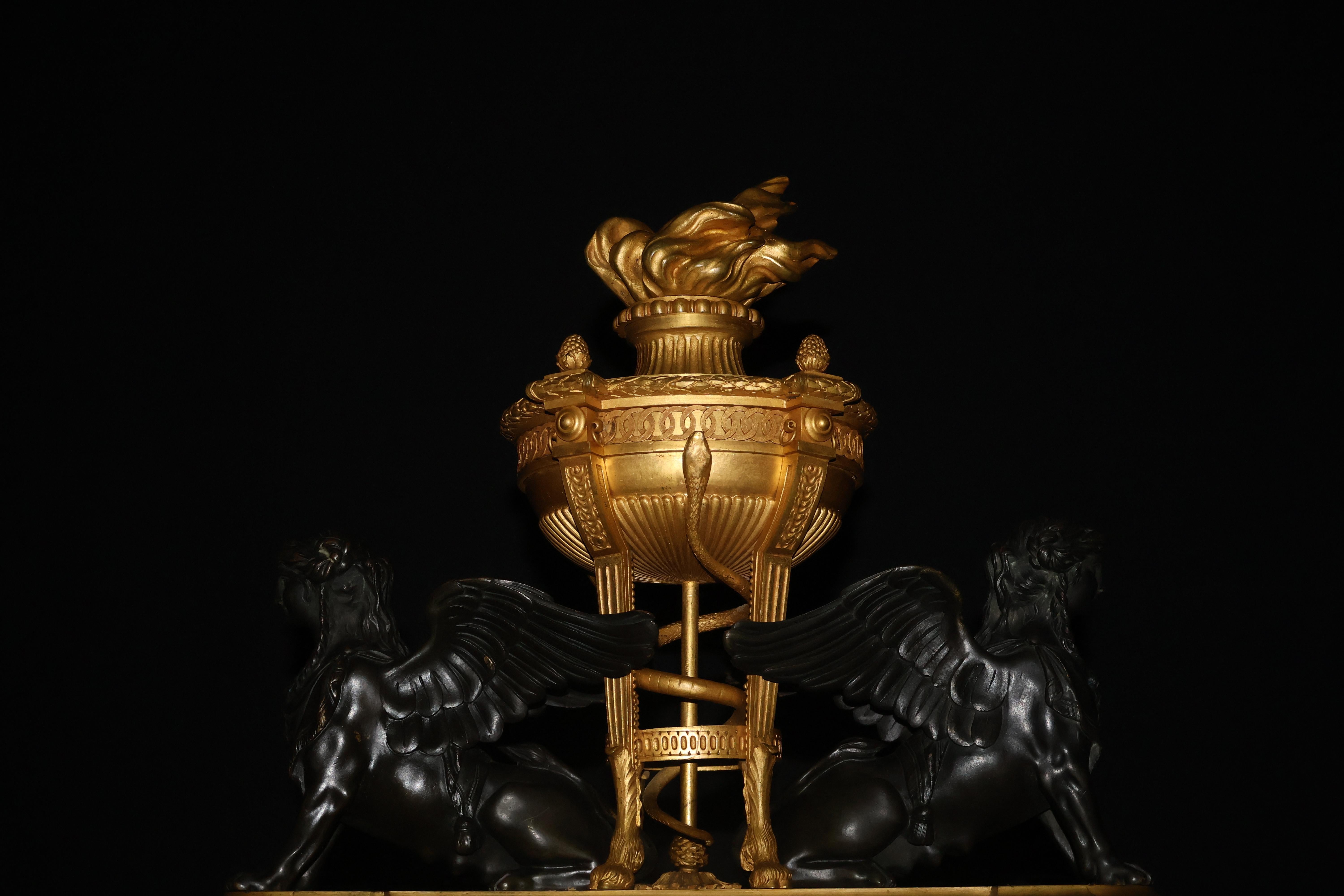 Ein sehr feiner Tafelaufsatz aus vergoldeter und patinierter Bronze im Empire-Stil.  (Vergoldet) im Angebot