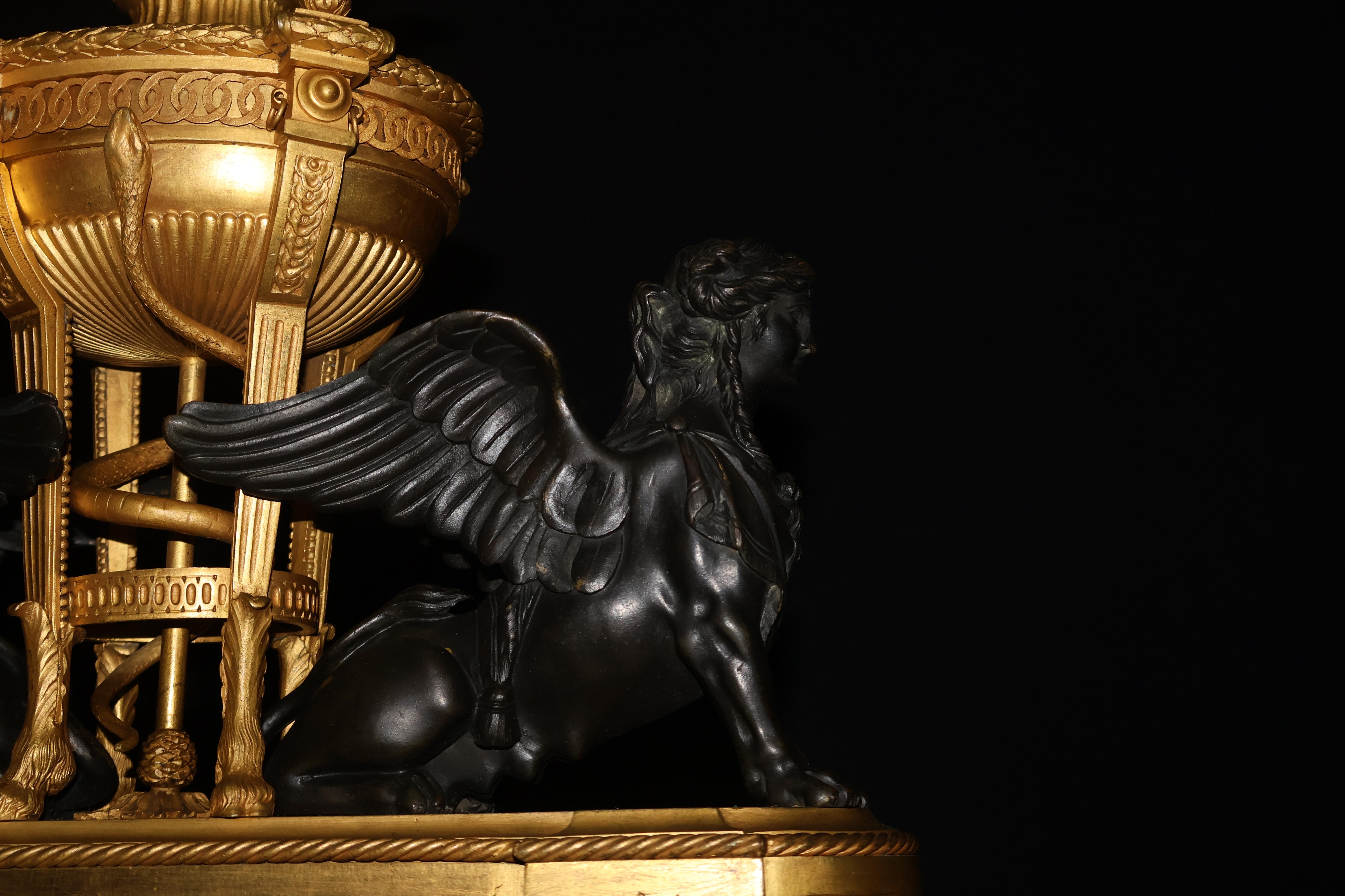 Ein sehr feiner Tafelaufsatz aus vergoldeter und patinierter Bronze im Empire-Stil.  im Zustand „Gut“ im Angebot in Atlanta, GA