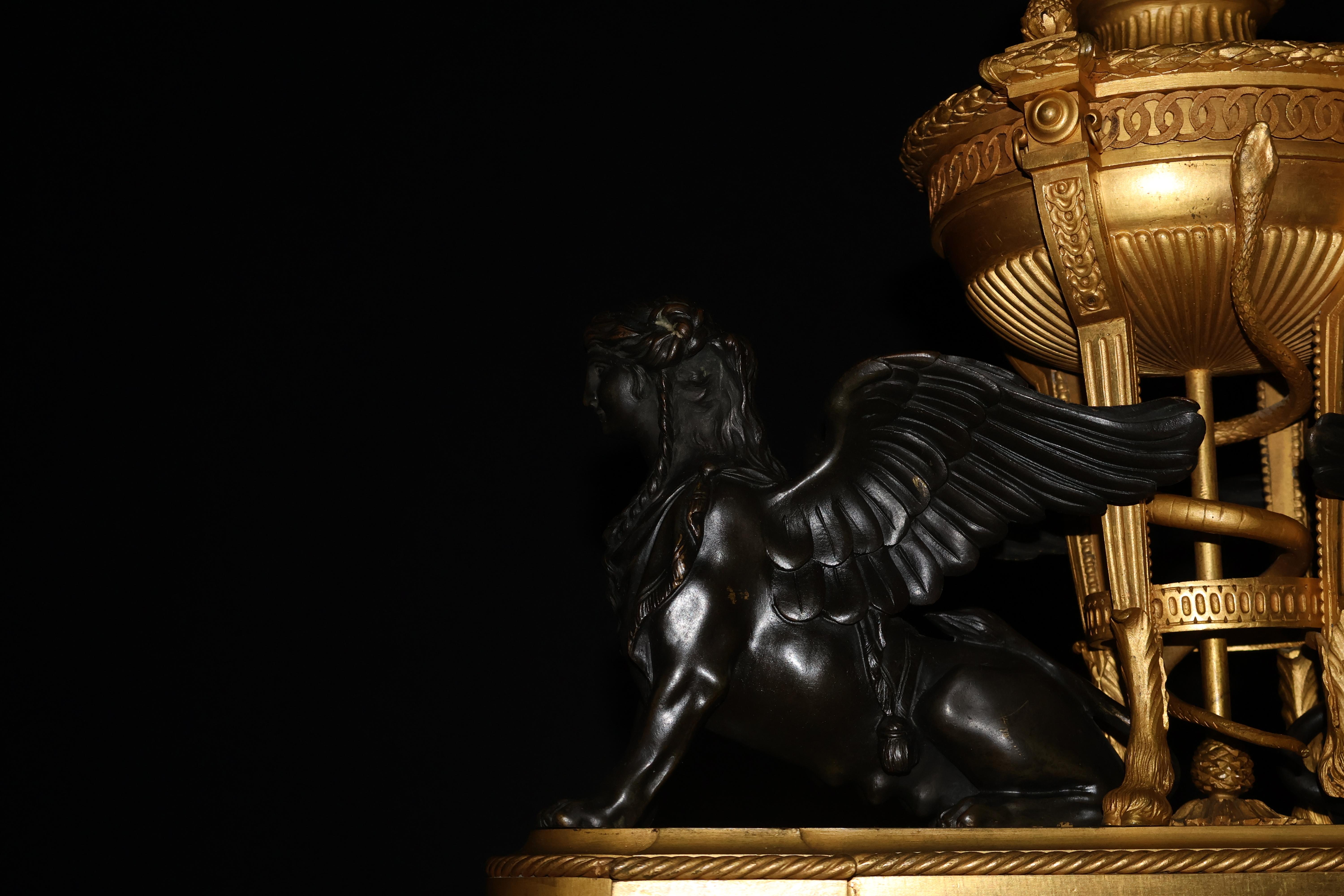 Ein sehr feiner Tafelaufsatz aus vergoldeter und patinierter Bronze im Empire-Stil.  (Spätes 19. Jahrhundert) im Angebot