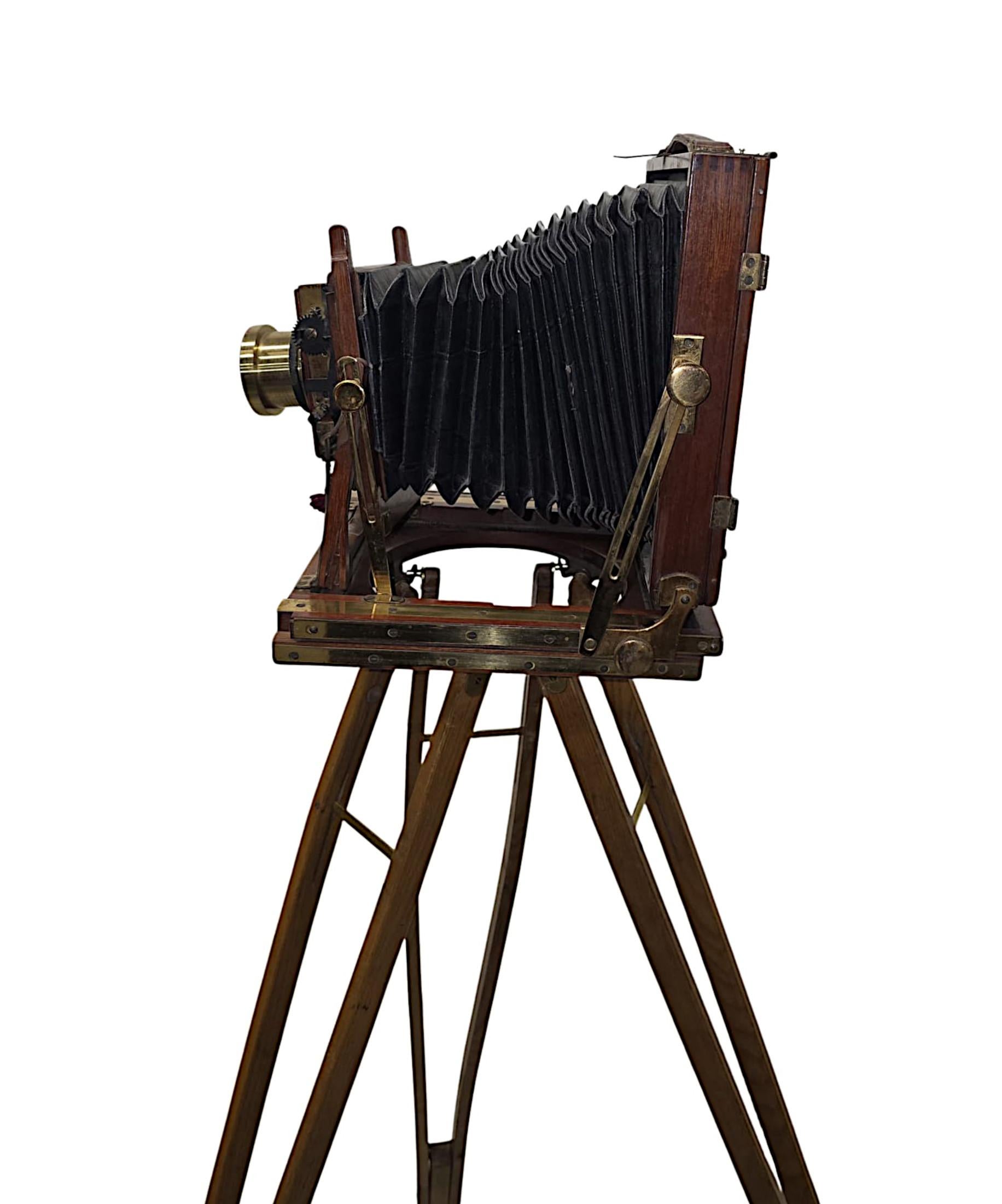 Un très bel appareil photo à demi-plaque à double crémaillère en acajou bien figuré, avec de magnifiques montures en laiton moulé, en excellent état et d'une qualité exceptionnelle, monté sur un trépied en chêne extensible et réglable, par Bennet