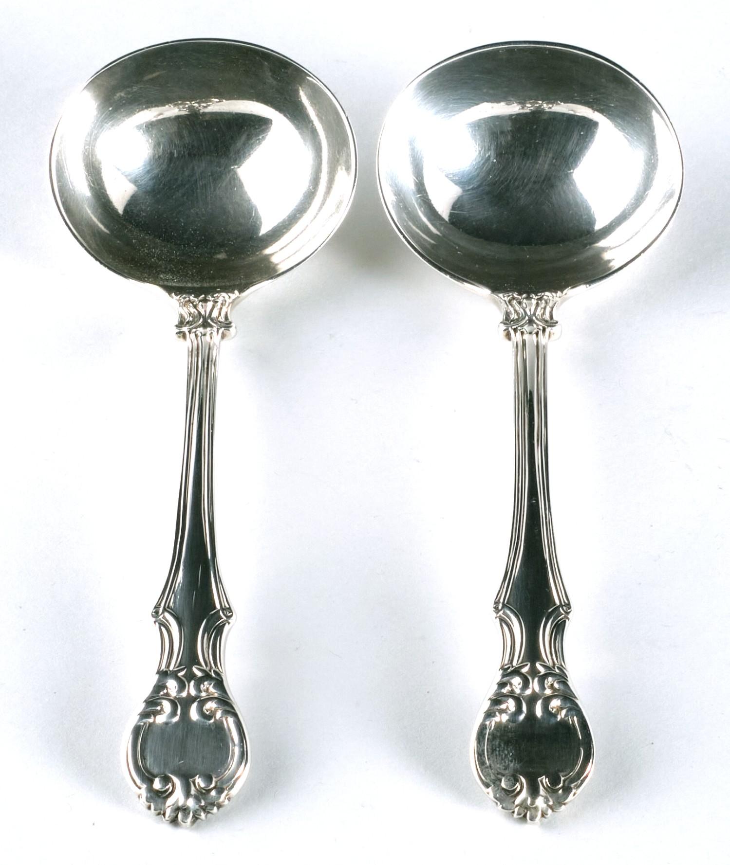 Cast A Very Fine Pair of 19th Century Sterling Silver Sauce Ladles, Hallmarked 1840 For Sale