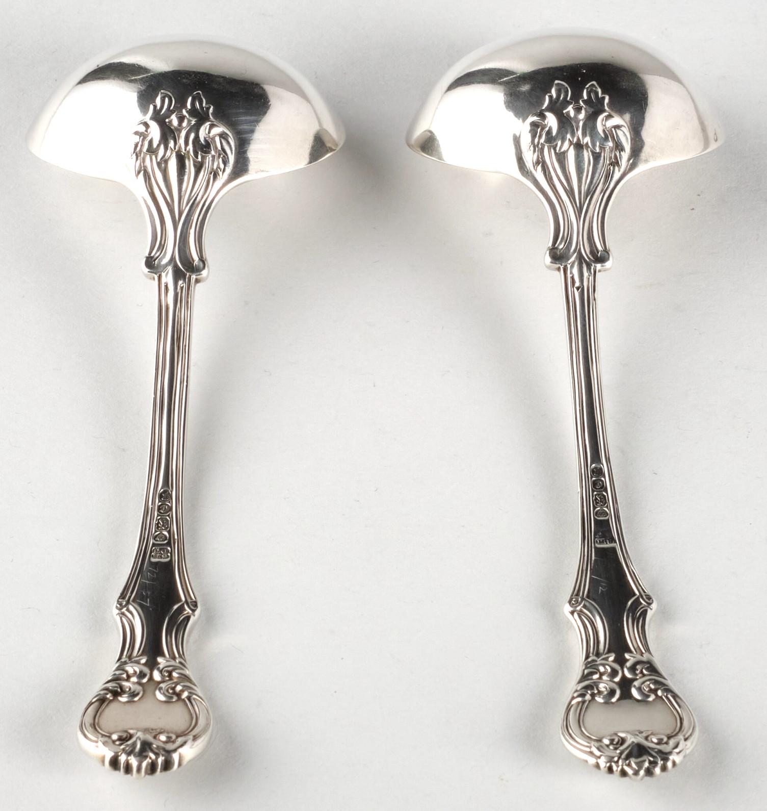 A Very Fine Pair of 19th Century Sterling Silver Sauce Ladles, Hallmarked 1840 In Good Condition For Sale In Ottawa, Ontario