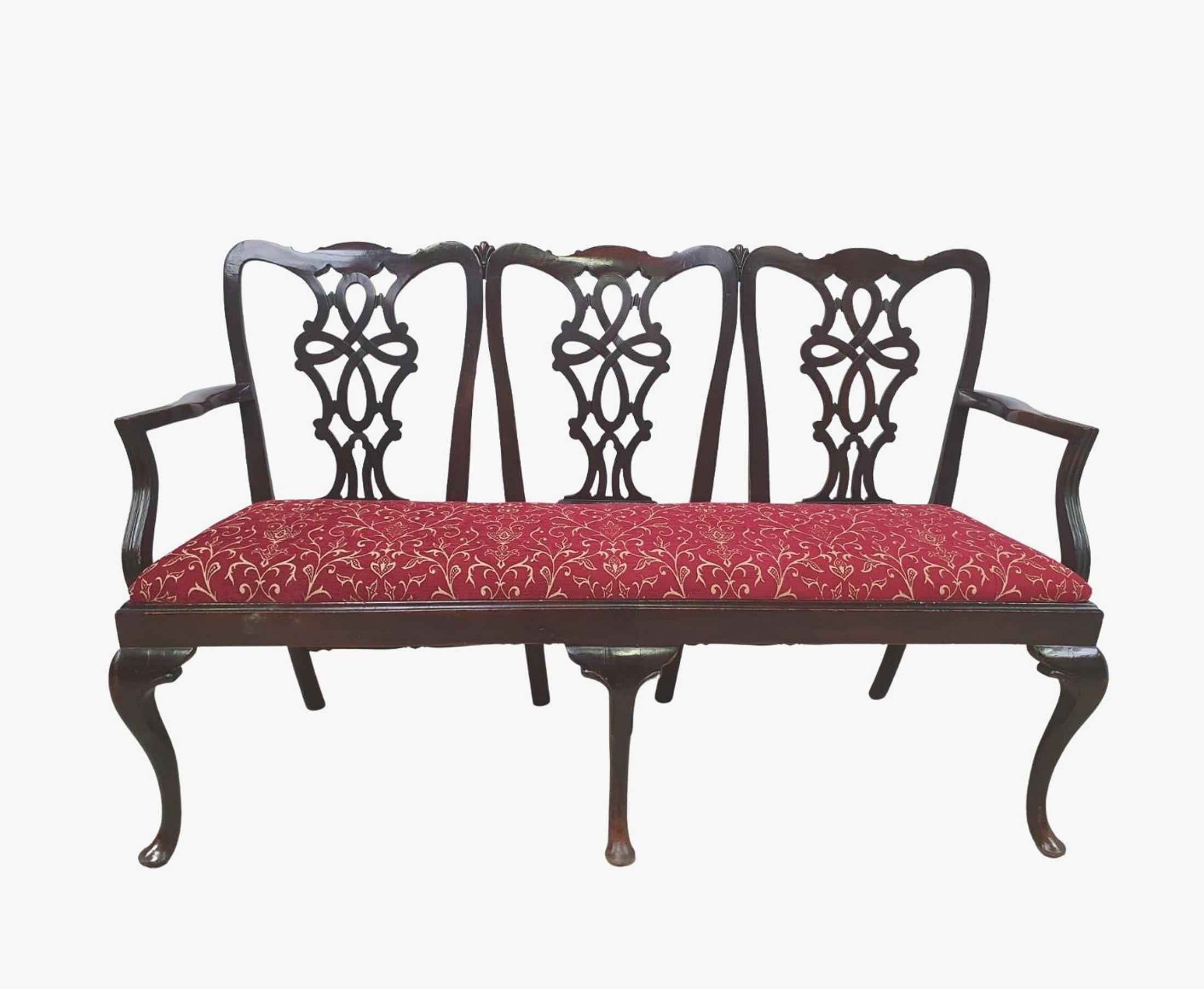 Very Fine Irish 19th Century Mahogany Hall Settee In Good Condition For Sale In Dublin, IE