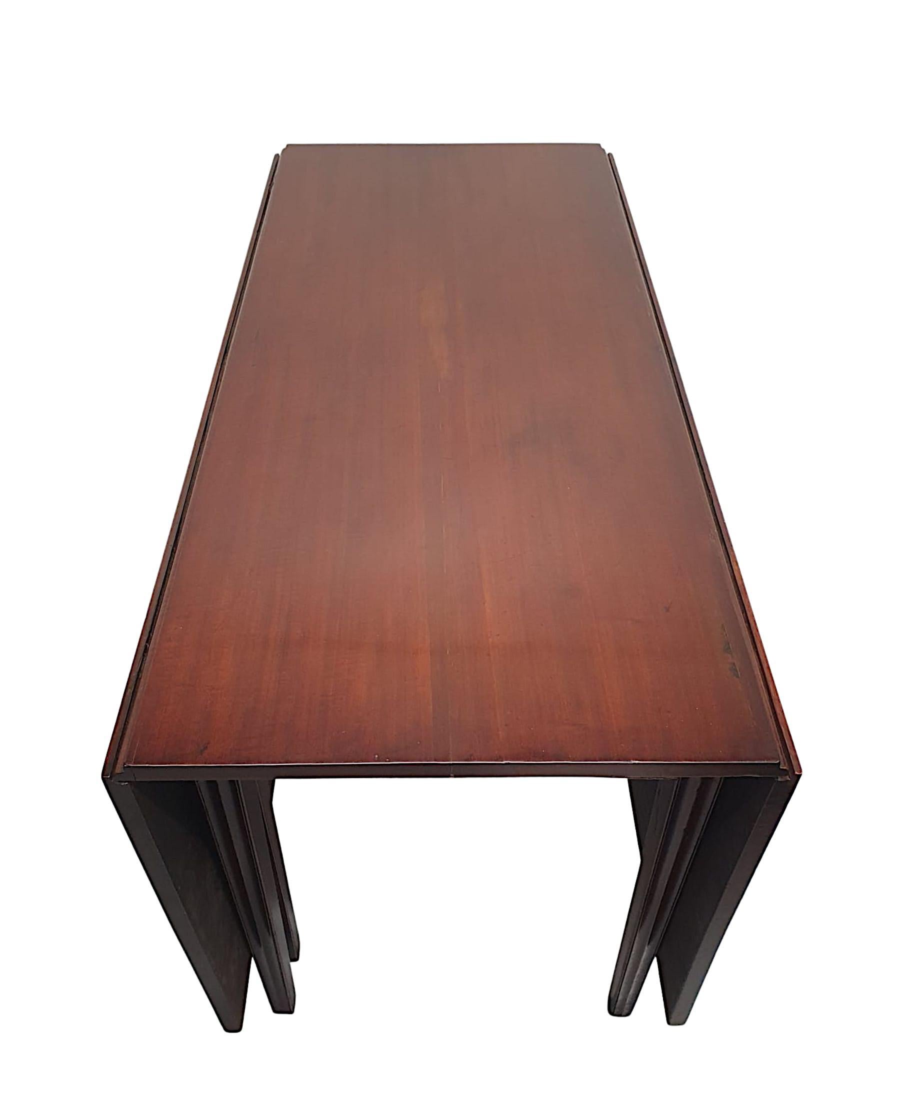  A Very Fine Irish Georgian Mahogany Drop Leaf Dining Table  In Good Condition For Sale In Dublin, IE