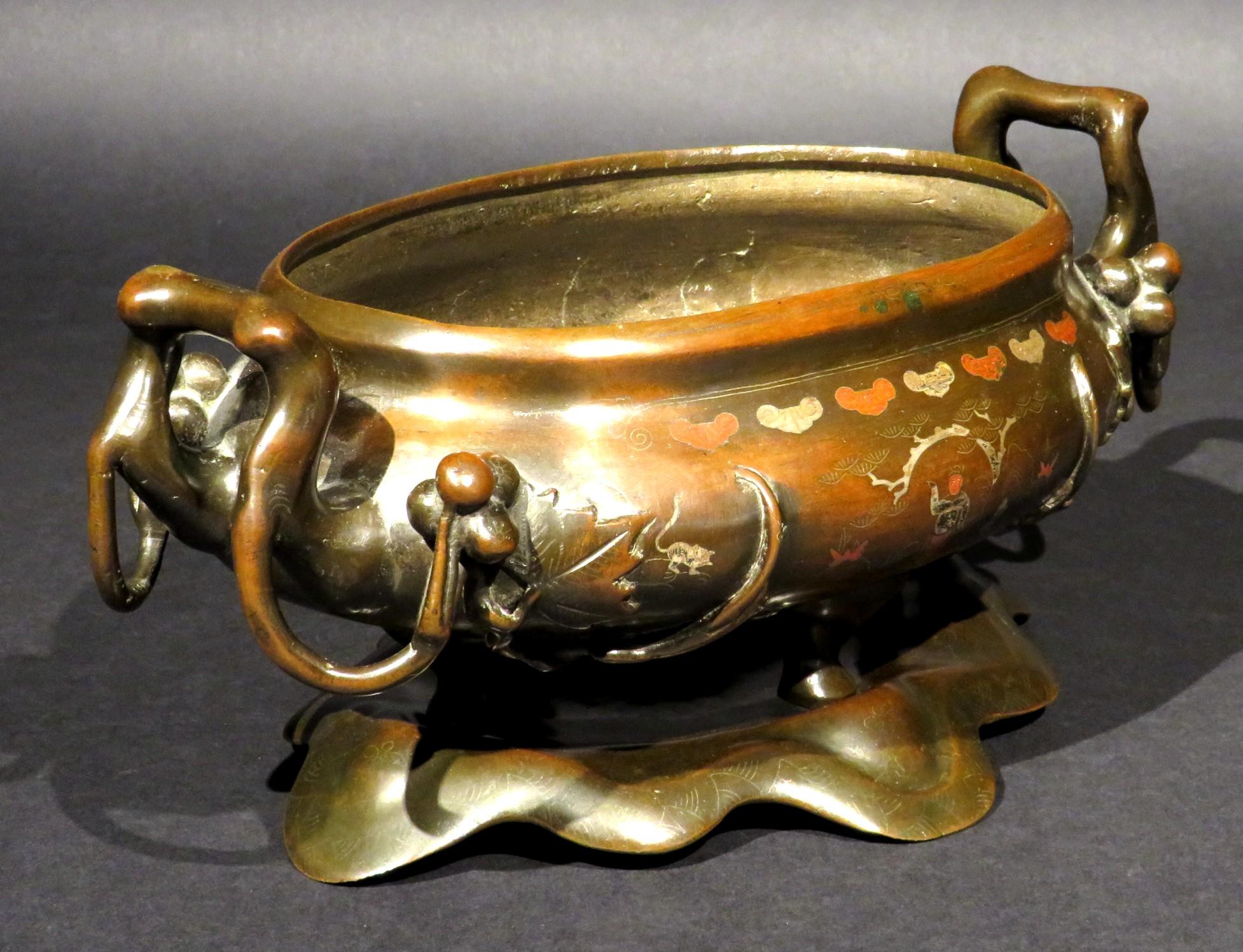 A Very Fine Japanese Mixed Metal Bronze Suiban / Planter on Stand, Taisho Period In Good Condition For Sale In Ottawa, Ontario