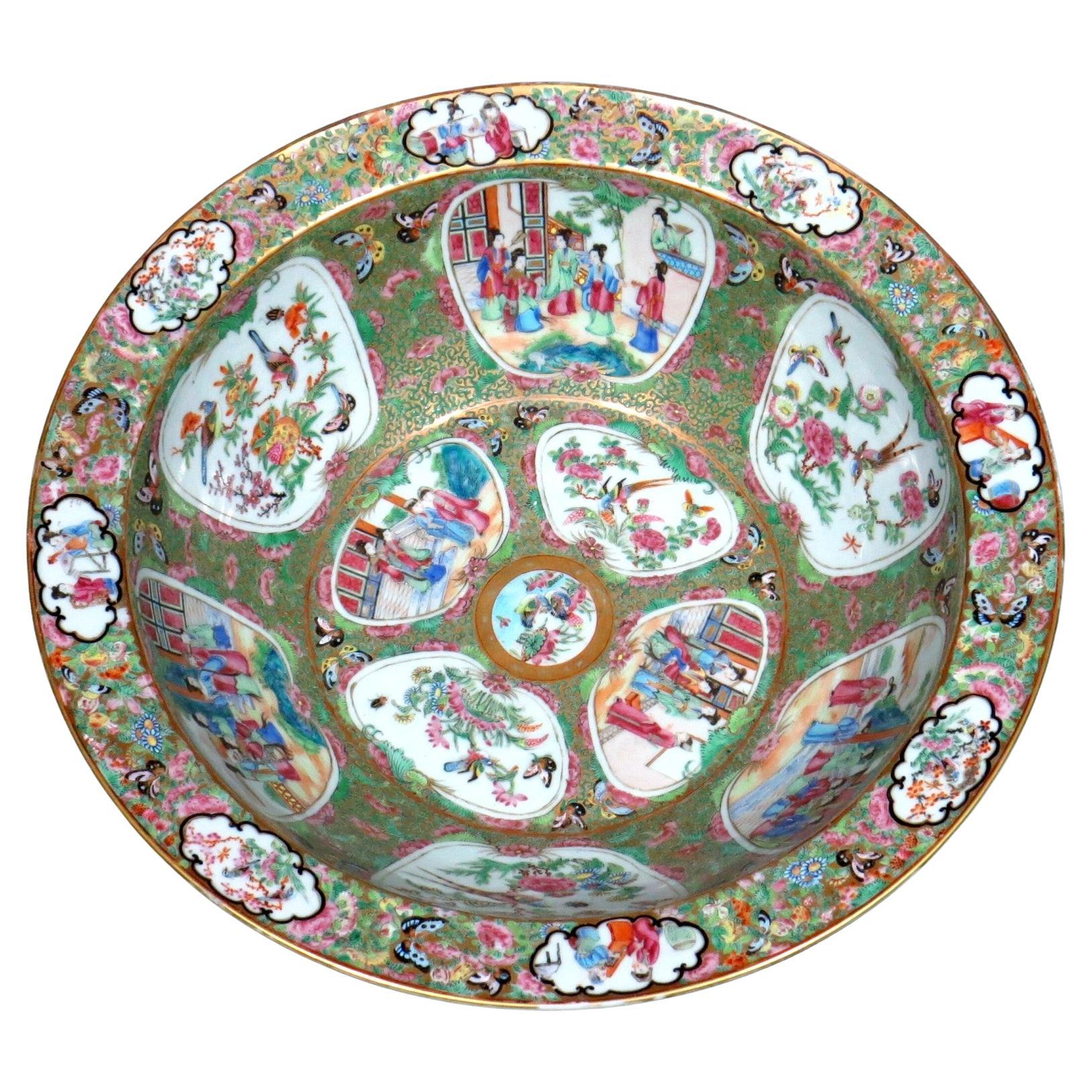Una jofaina / ponchera de porcelana china esmaltada de Cantón del siglo XIX, muy fina y grande