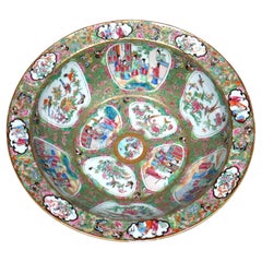 Una jofaina / ponchera de porcelana china esmaltada de Cantón del siglo XIX, muy fina y grande