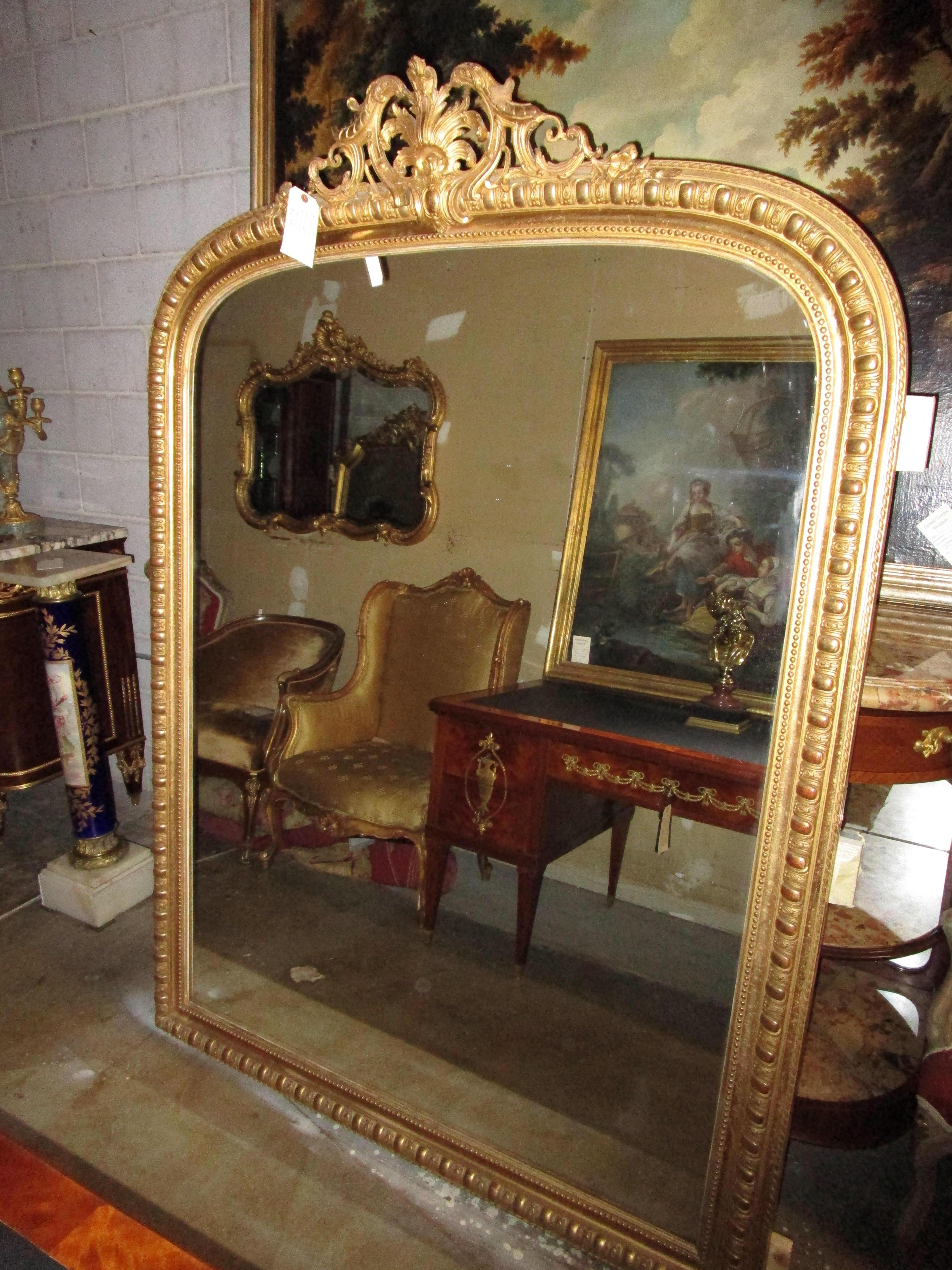 Un très beau grand miroir français Louis XVI du 19ème siècle, sculpté et doré.