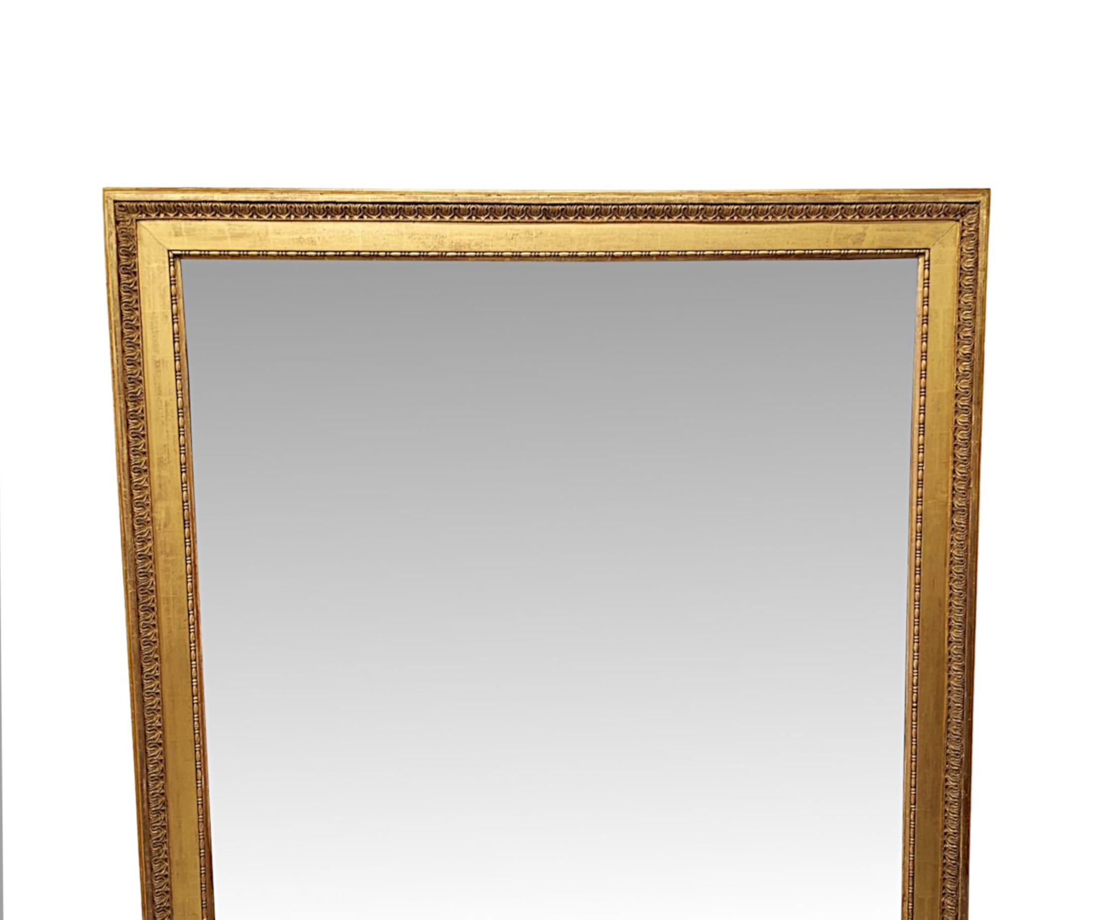 Très beau miroir à trumeau en bois doré du XIXe siècle, aux proportions impressionnantes et d'une qualité exceptionnelle.  La plaque de verre miroir de forme rectangulaire est enchâssée dans un fabuleux cadre en bois doré sculpté à la main et