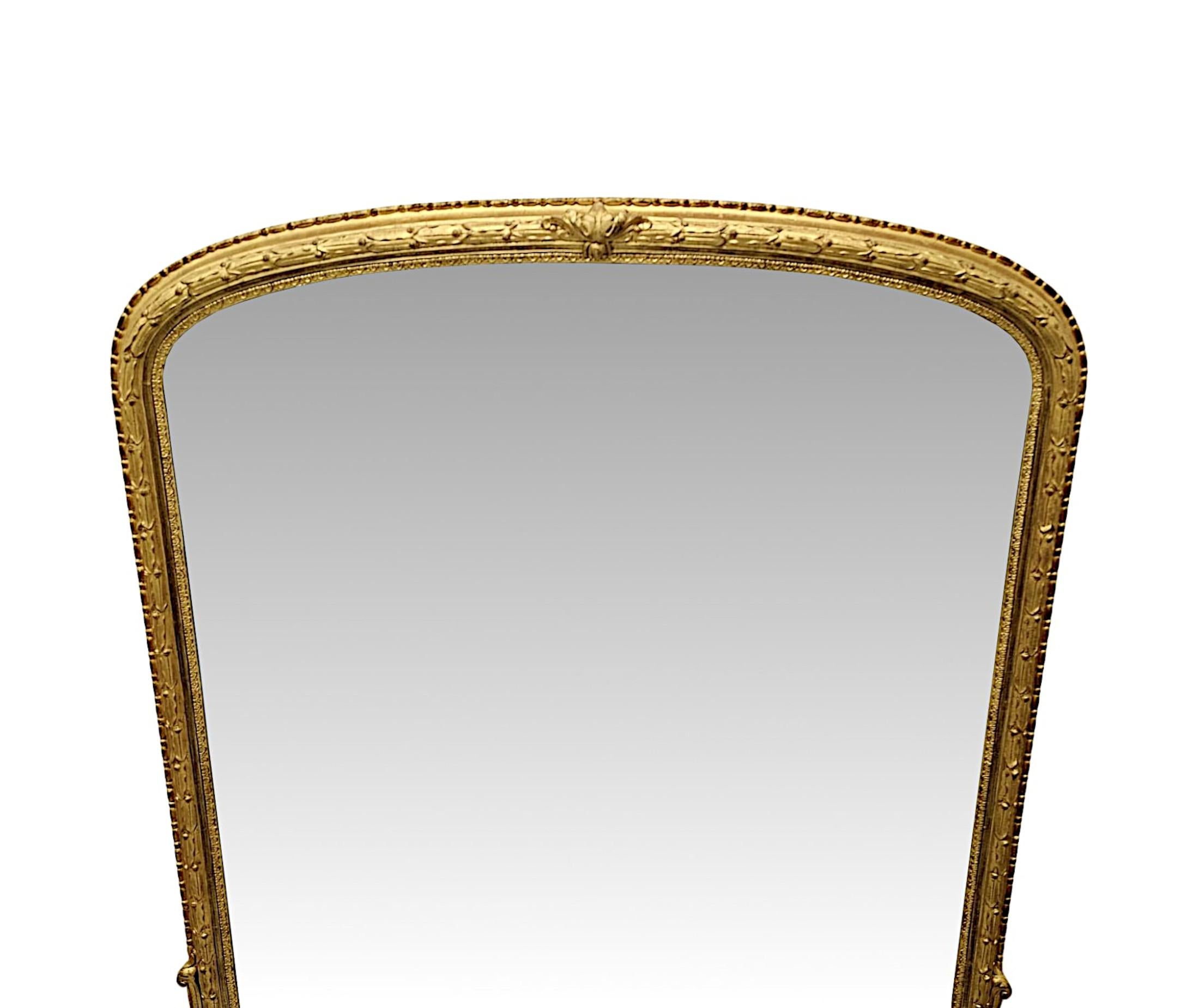 Ein sehr schöner Spiegel aus vergoldetem Holz aus dem 19. Jahrhundert mit großen Ausmaßen und außergewöhnlicher Qualität.  Die wunderschöne, funkelnde Quecksilber-Spiegelglasplatte in Bogenform ist in einen elegant schlichten und fein von Hand