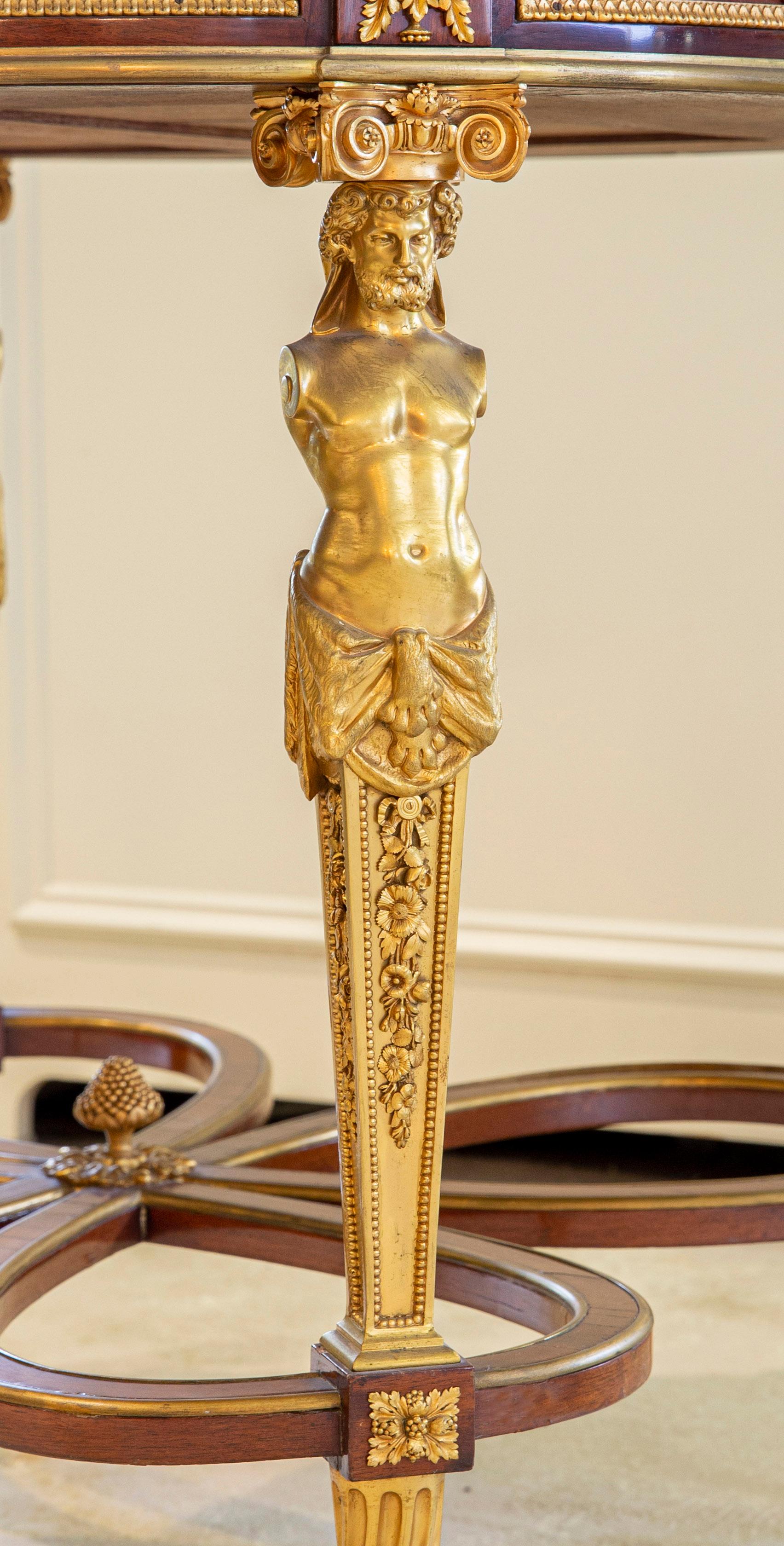 Français Très belle table centrale en bronze doré de la fin du 19e siècle par Henry Dasson en vente