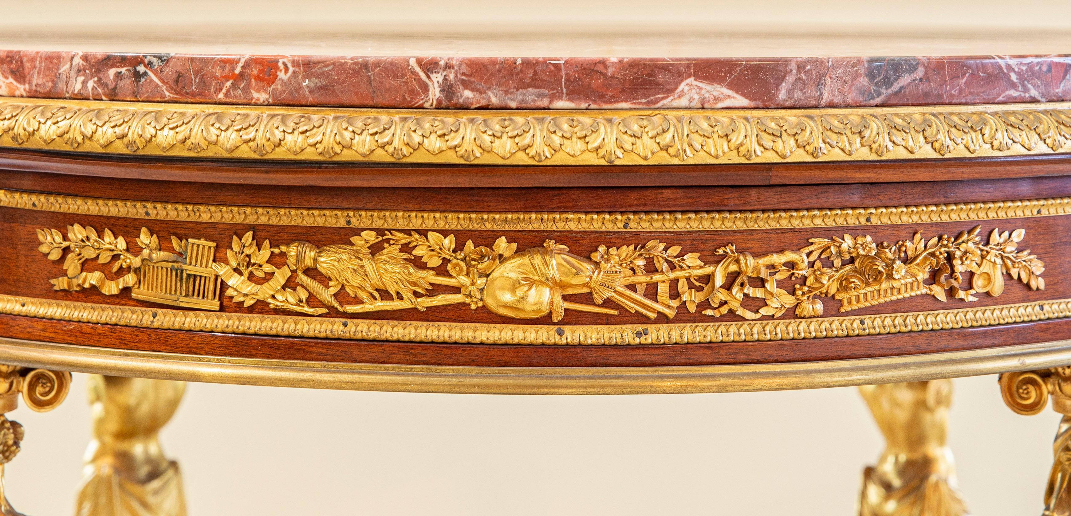 Doré Très belle table centrale en bronze doré de la fin du 19e siècle par Henry Dasson en vente